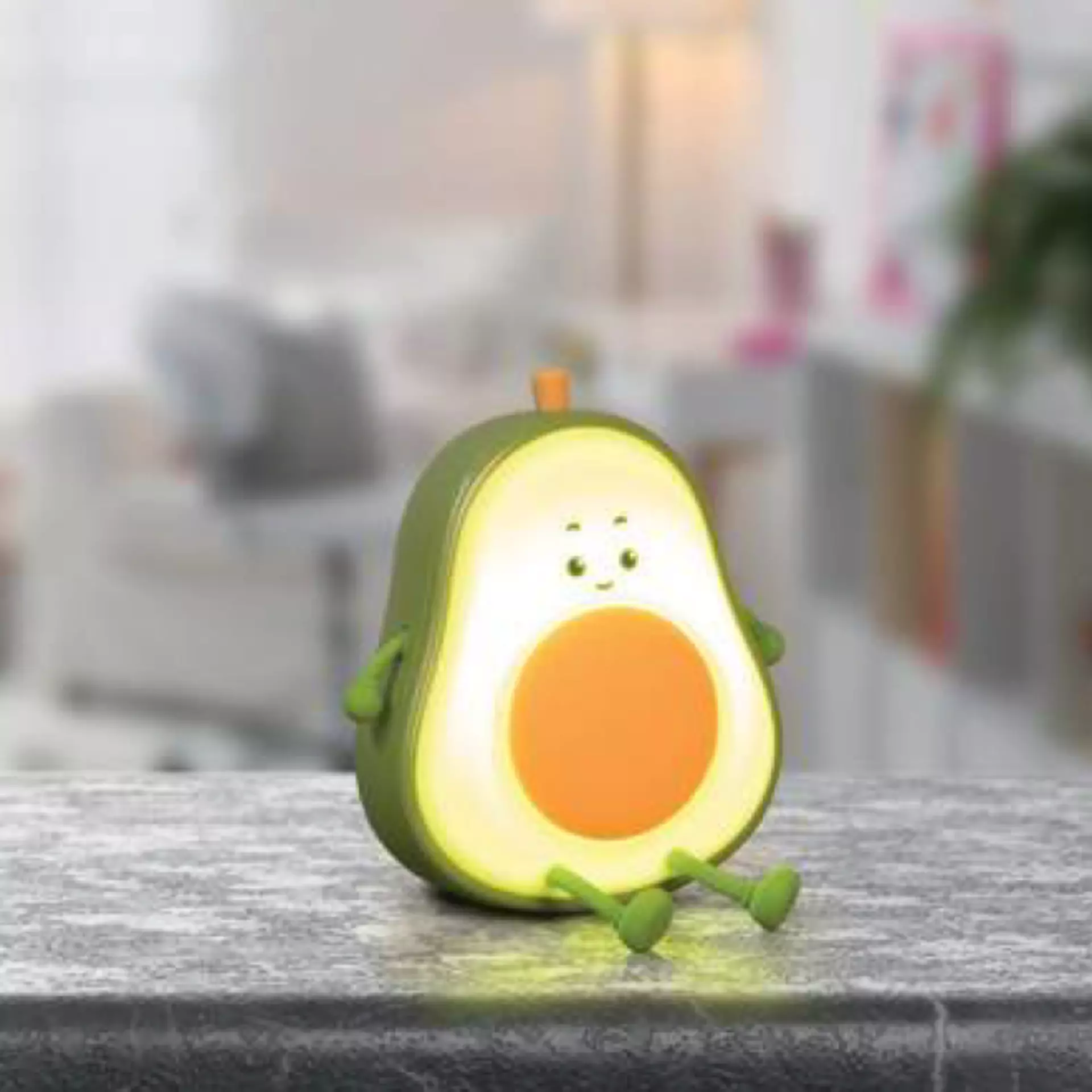 Die FH lighting Bobi Leuchte in Form einer augeschnittenen Avocado mit kleinen Beinchen und Händchen