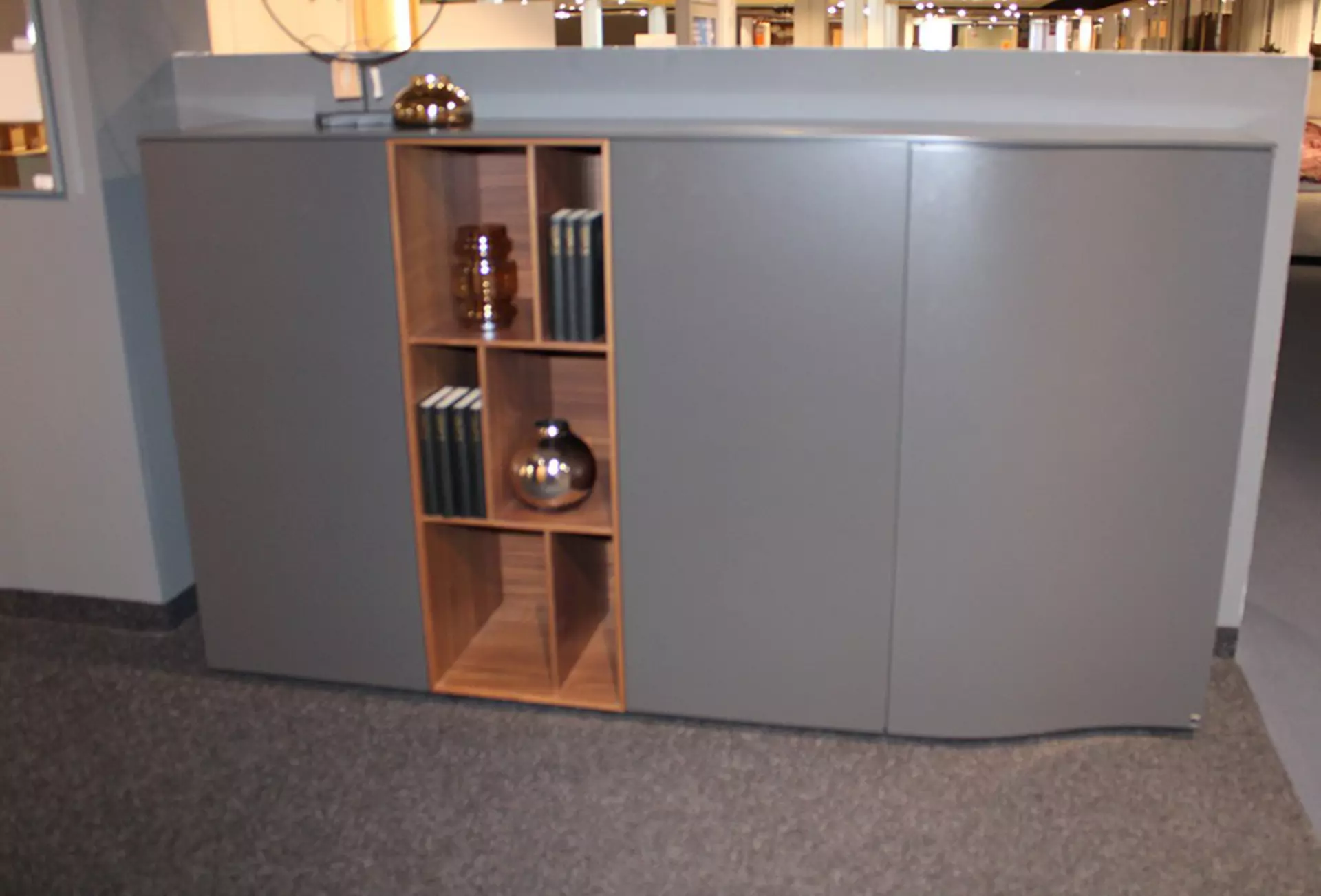 Frontansicht einer gschlossenen Kommode