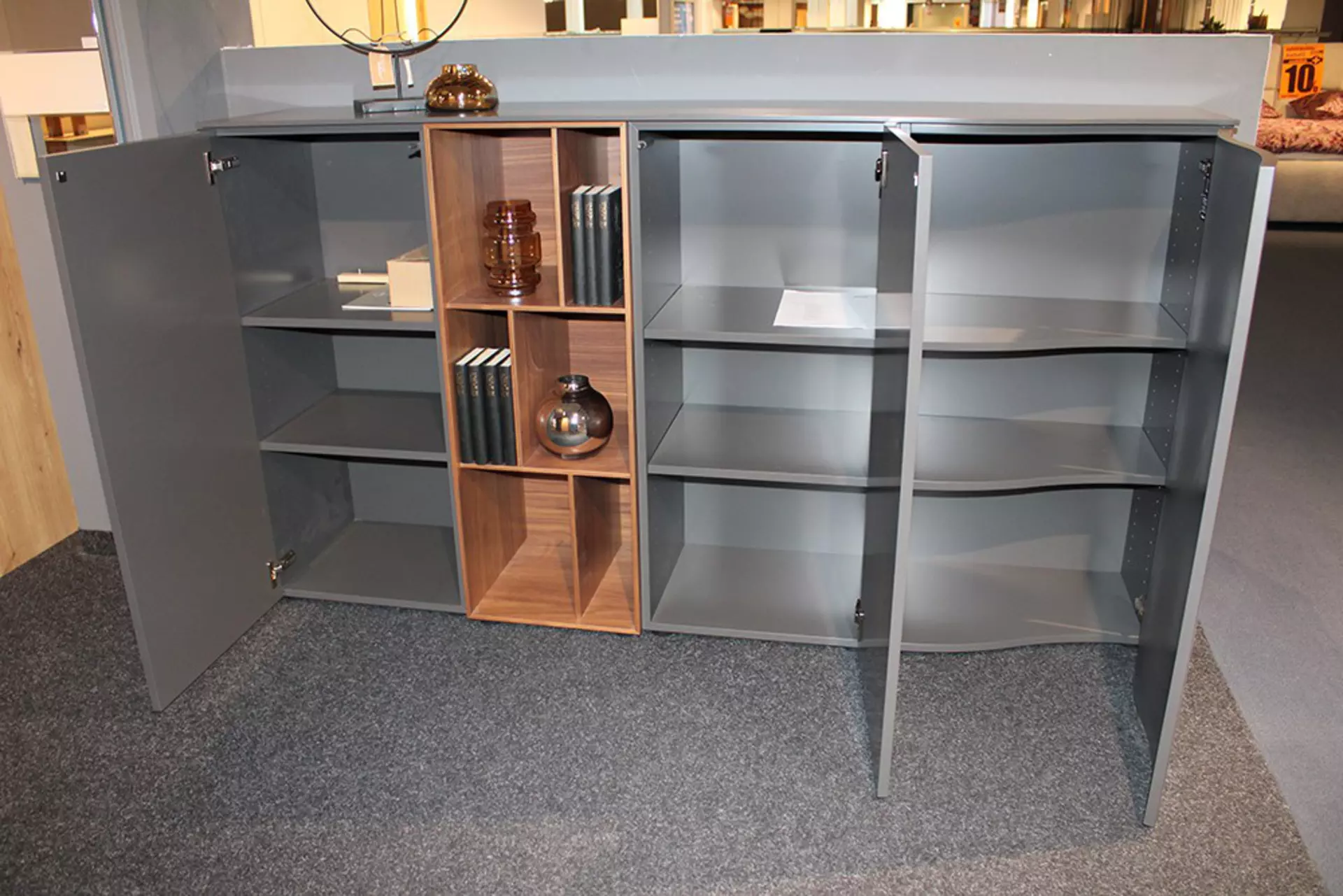 Frontansicht einer geöffneten Kommode