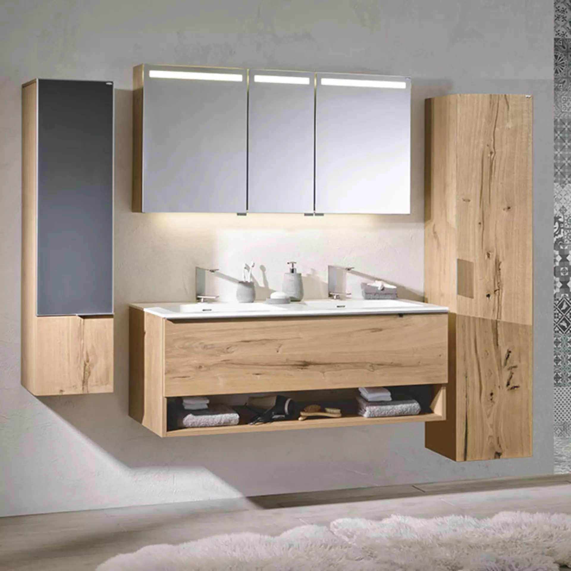 Ein Badezimmer Schrank Set aus Massivholz