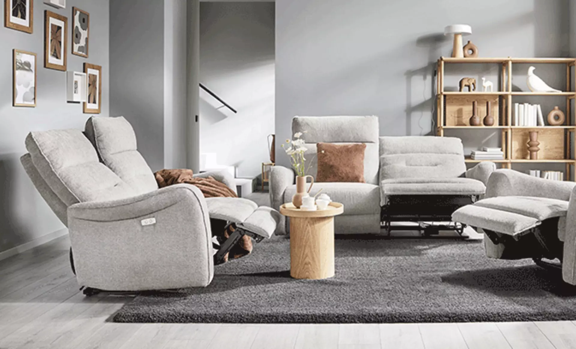 Modernes Wohnzimmer in Grau mit rundem Couchtisch in Gold als stilvoller Blickfang