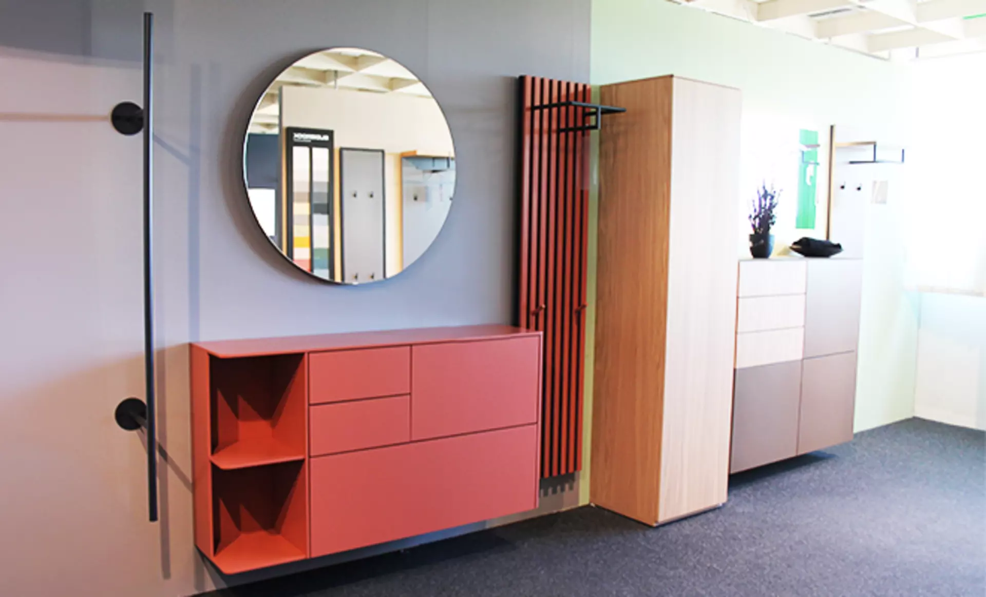 Garderobe in Altrosa mit rundem Spiegel und Paneel