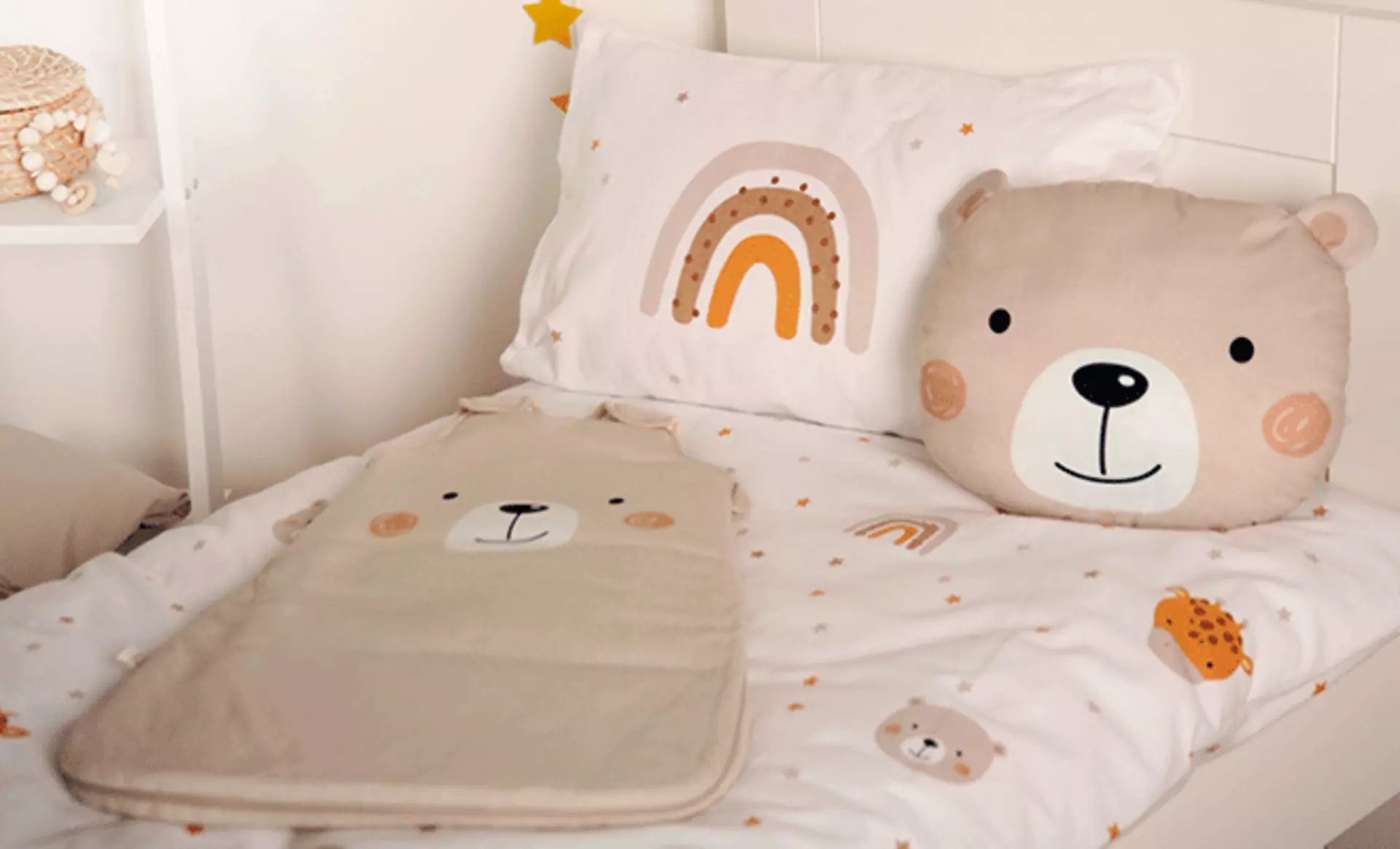 Ein Bett mit schönen und Süßen Babybest Bettwäschen