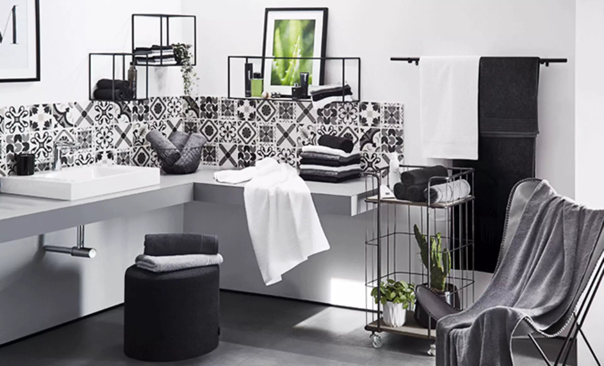 Modernes Badezimmer in Schwarz-Weiß mit grauem Beton-Waschtisch und Musterfliesen als Fliesenspiegel