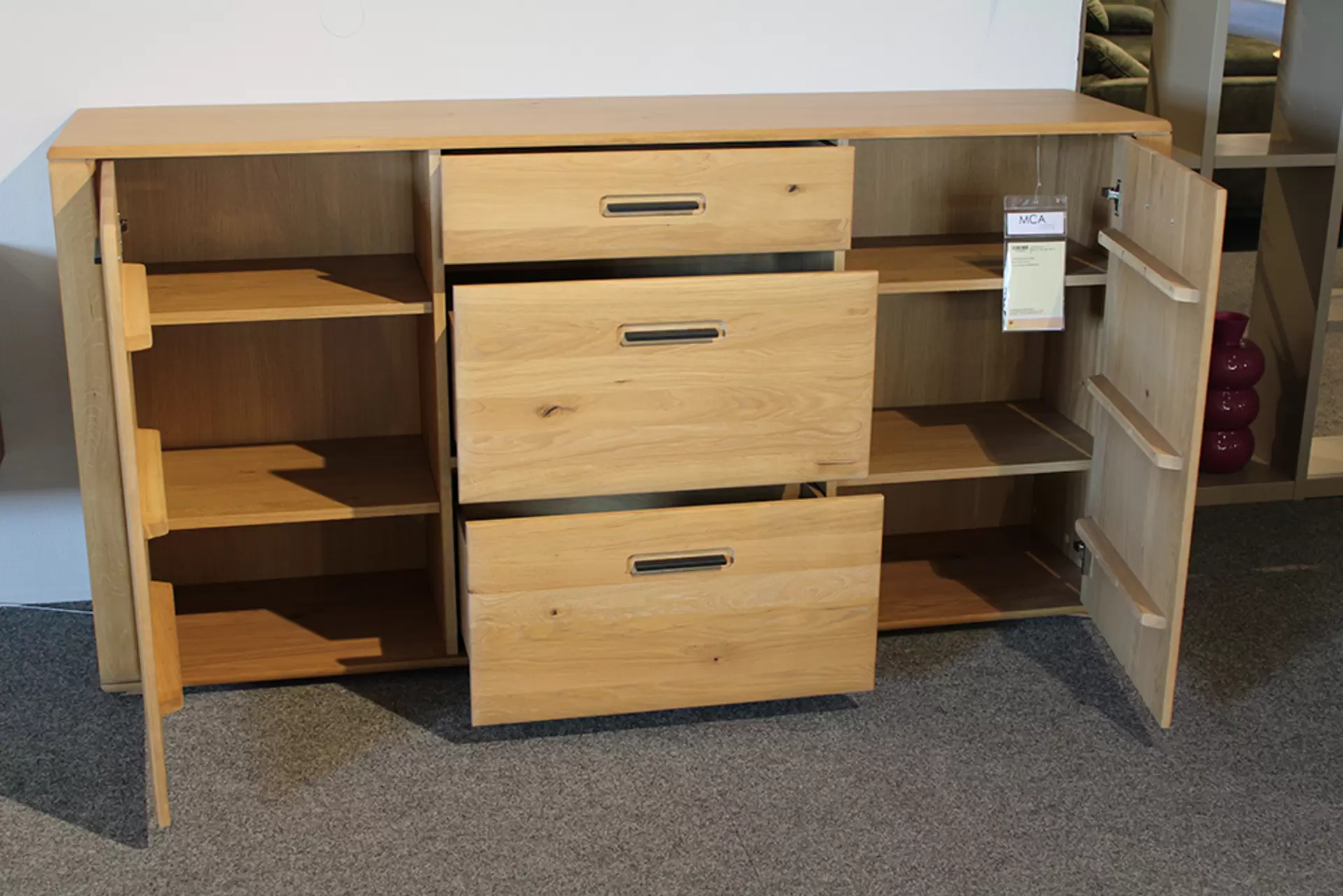 Das Sideboard AZZURO von MCA aus massivem Holz