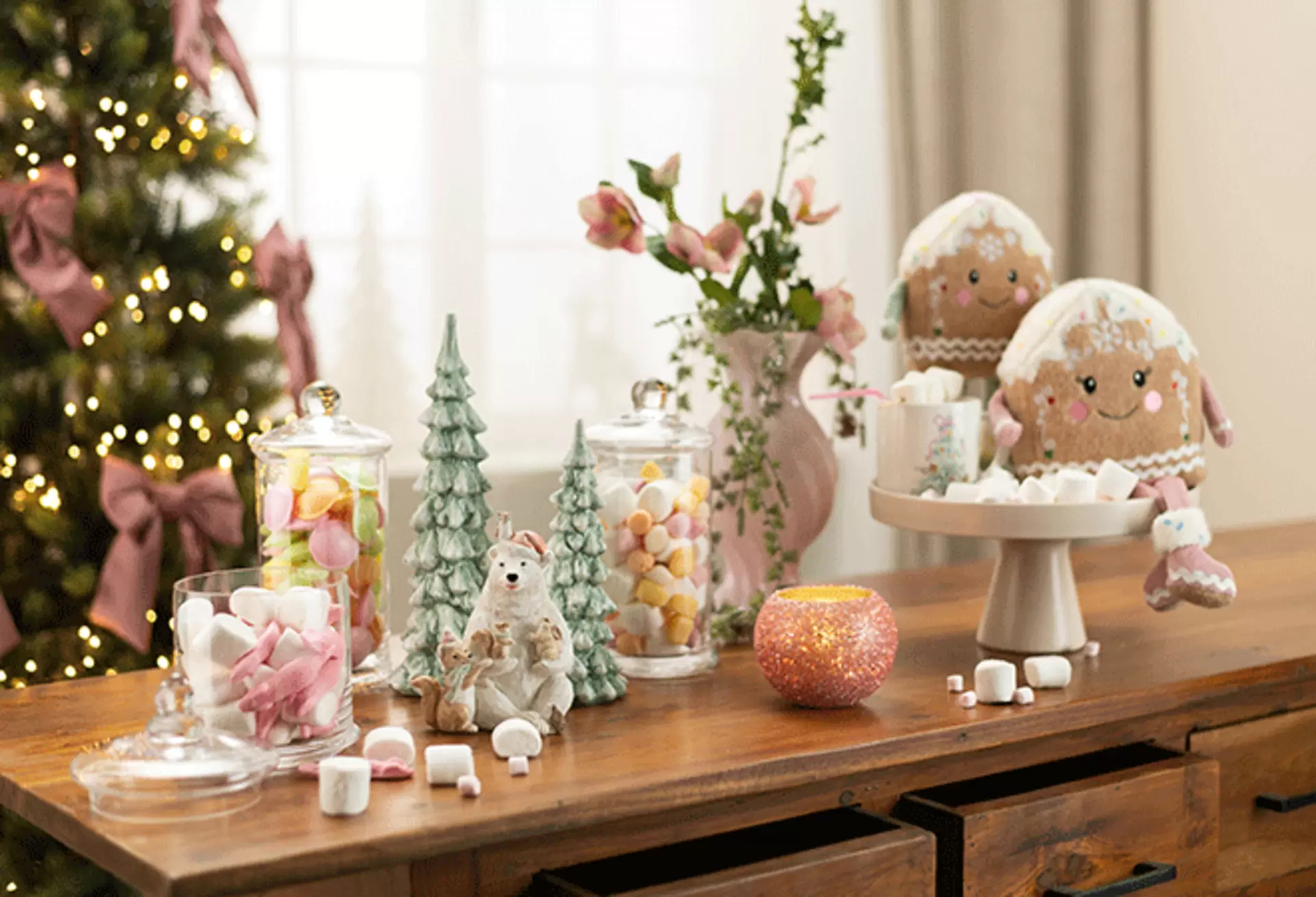 Elegante Weihnachtsdekoration in Rosé- und Champagnertönen mit feiner Glasdeko