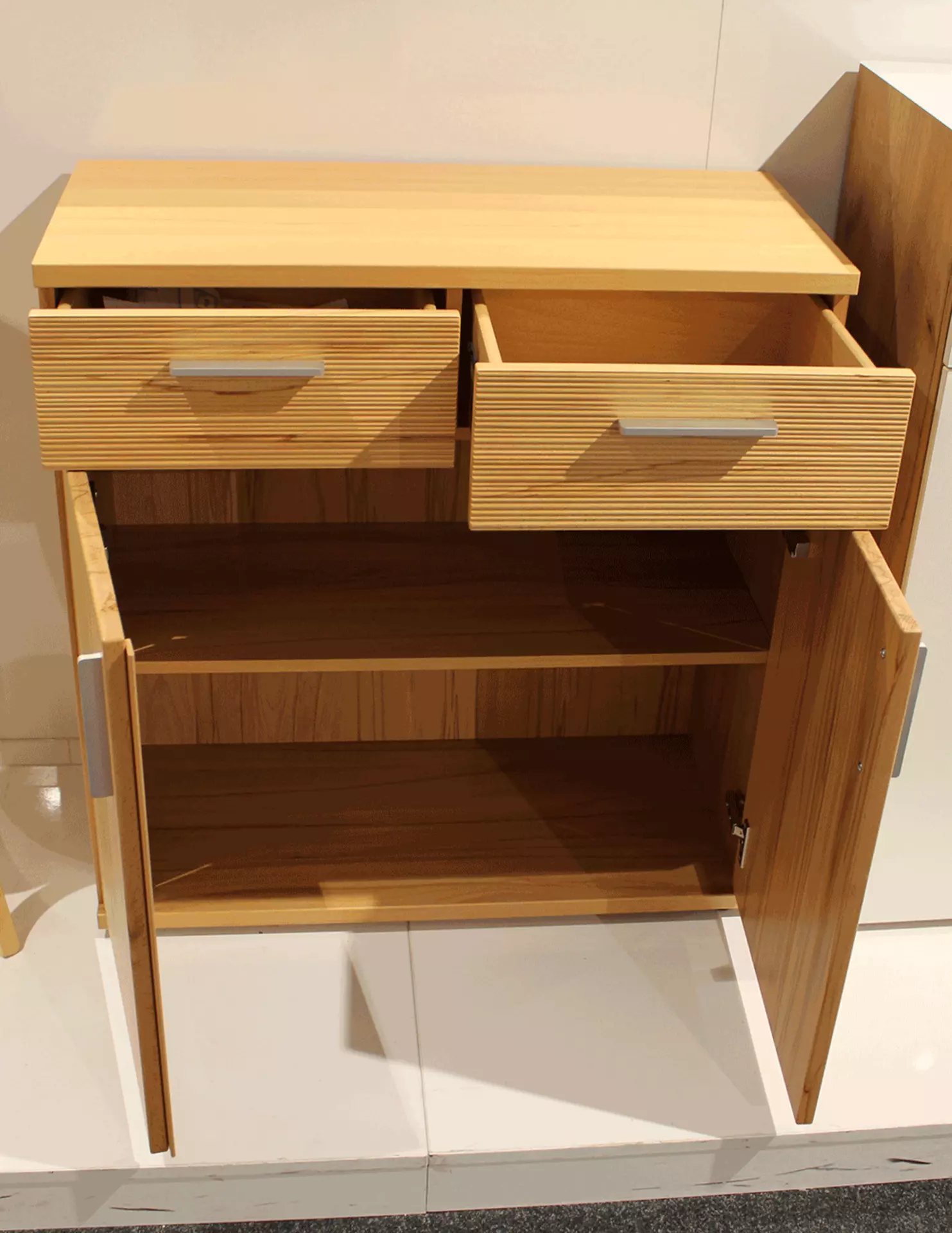 Holzkommode mit geöffneten Türen