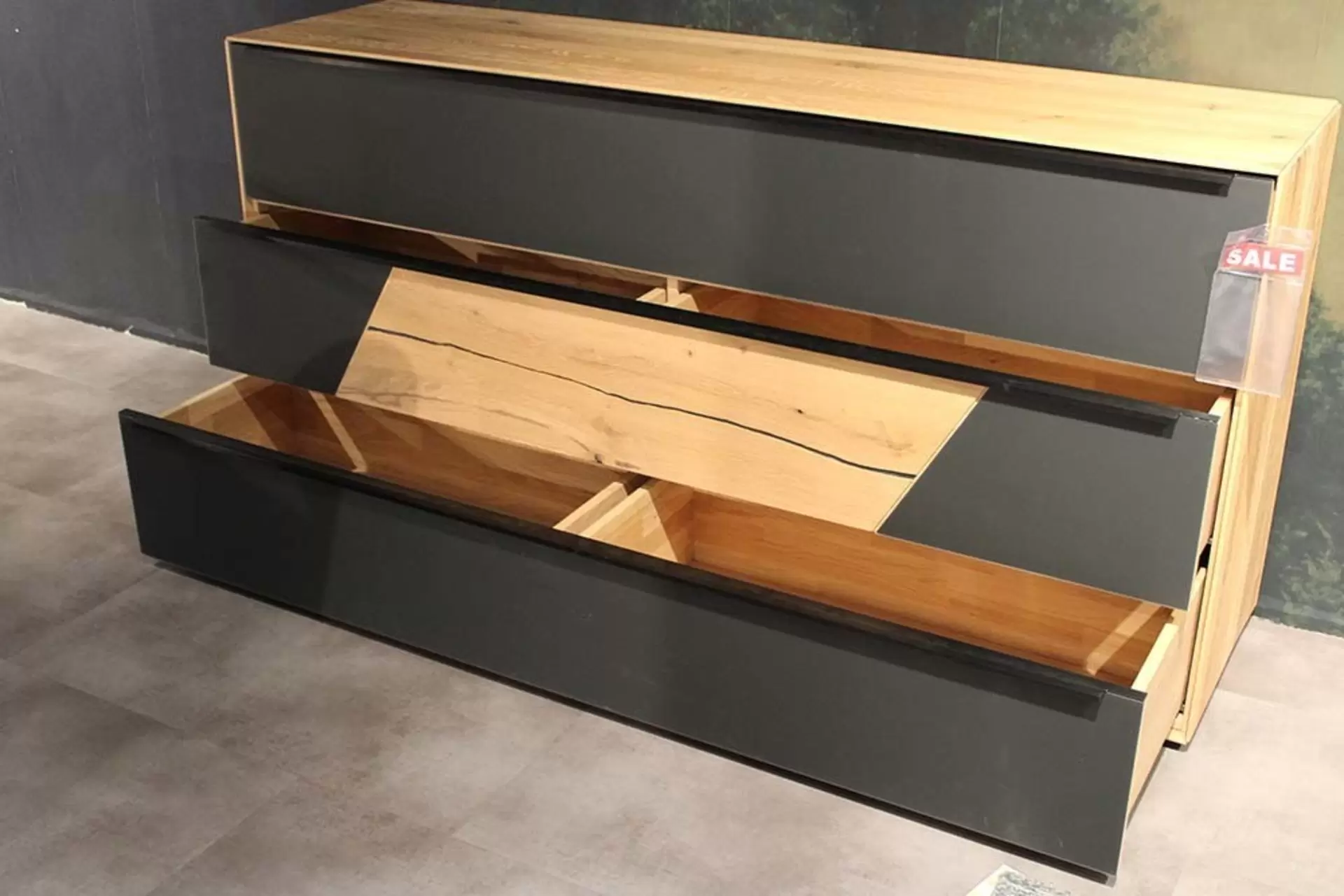 Sideboard aus Holz von von vorne Fotografiert mit offenen Schubladen