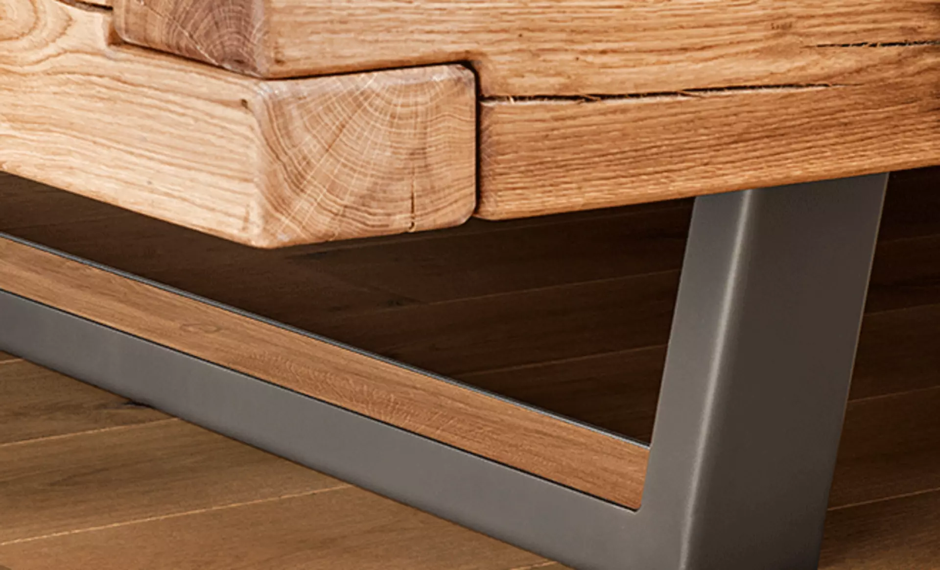 Nahaufnahme einer Kante von einem Holzbett