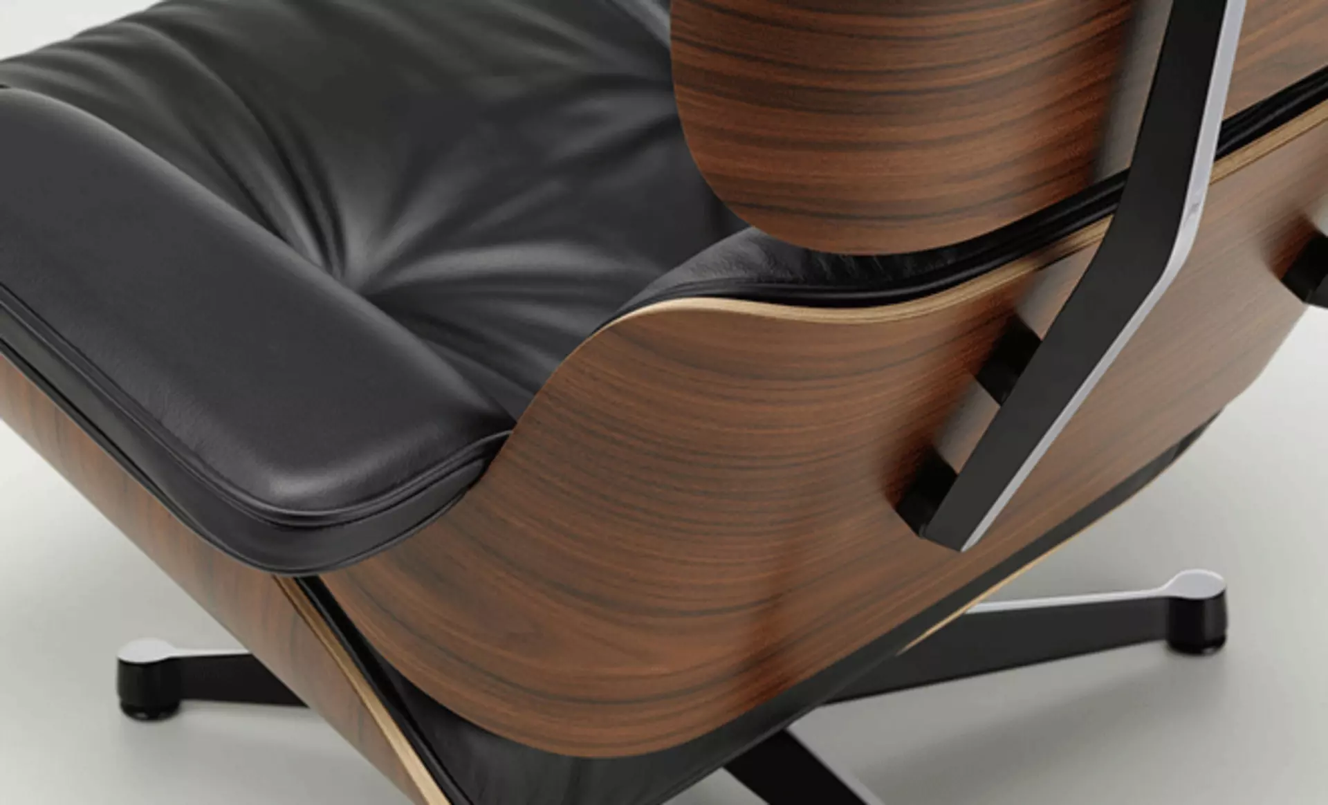 Perfektion bis ins Detail: bei der Produktion des Lounge Chairs wird nichts dem Zufall überlassen