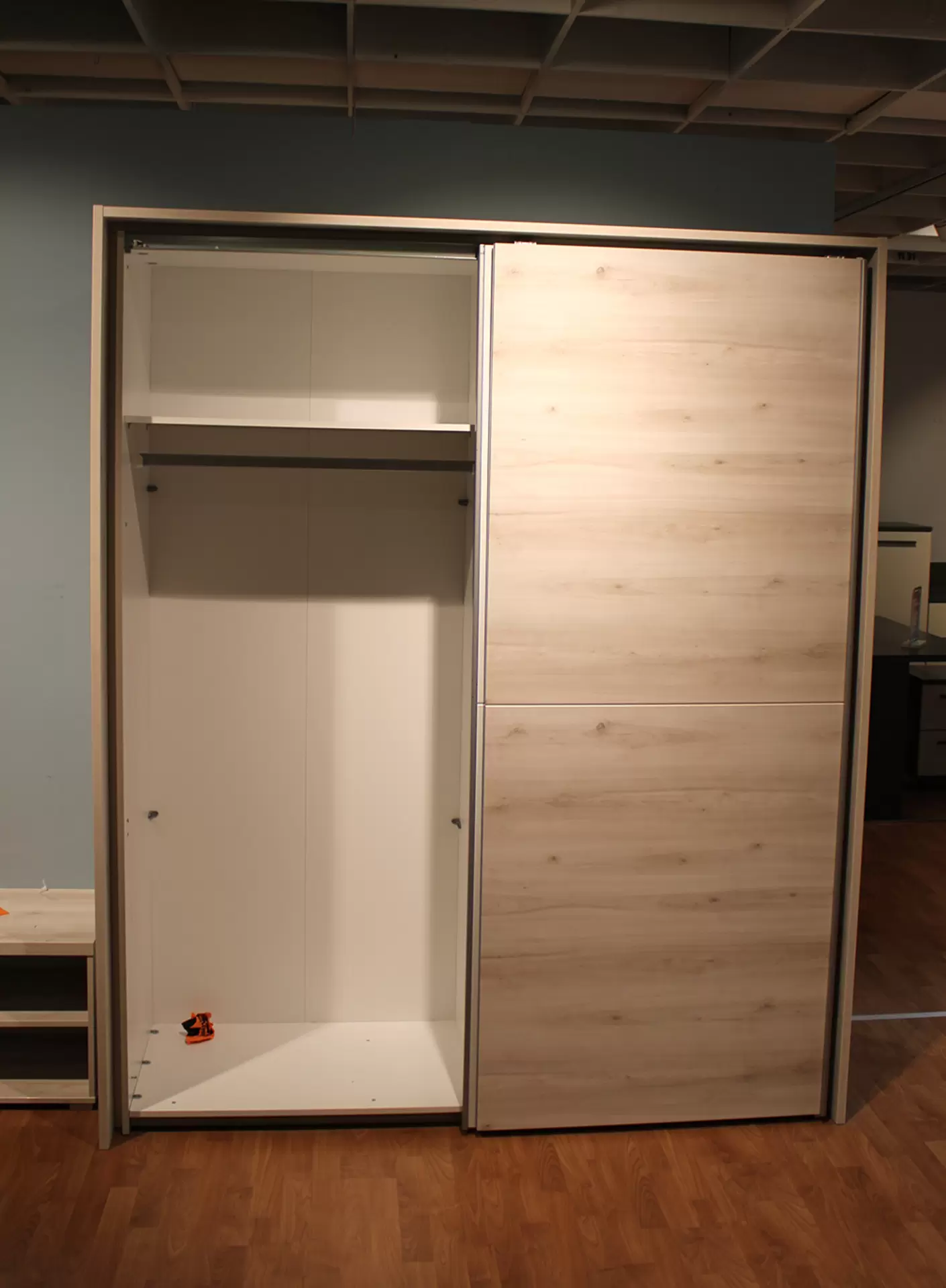 Der Schwebetürenschrank CHUCK VITO von Begabino Kinderträume in weißem Lack und Holz Dekor