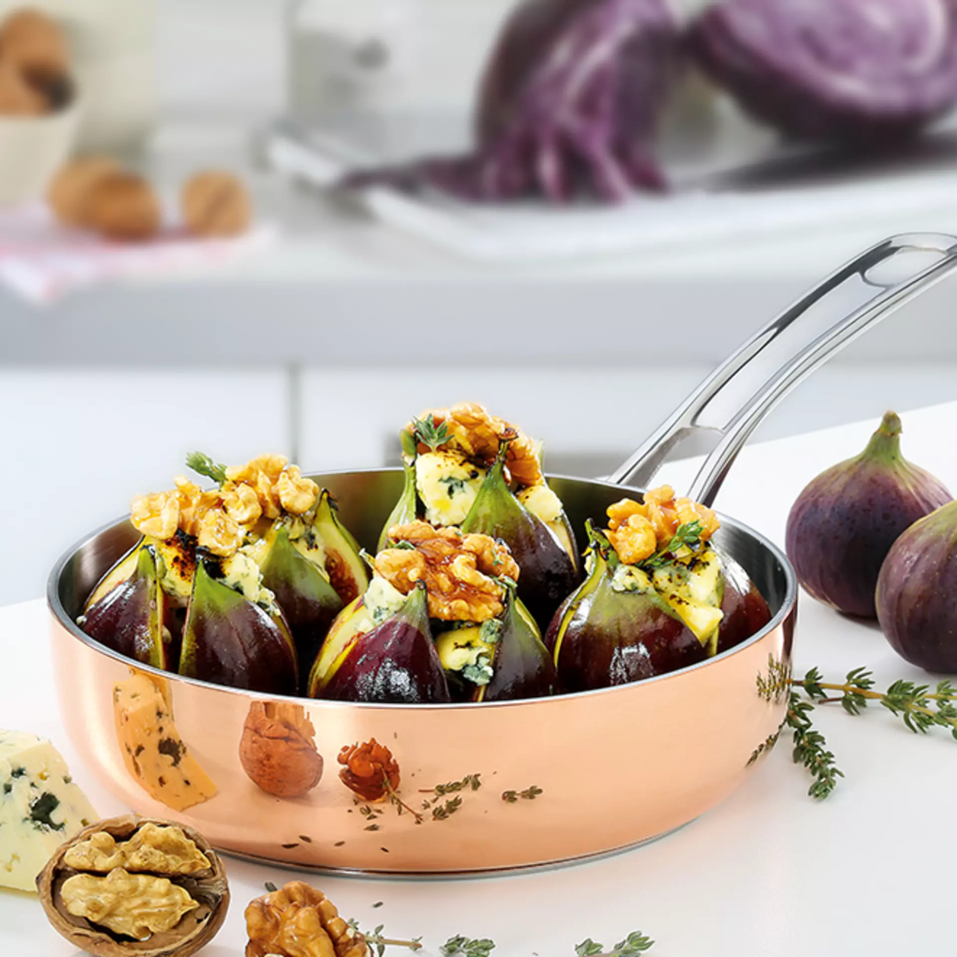 Mini-Kupferpfanne von der Marke Spring mit Feigen und Wahlnüssen garniert