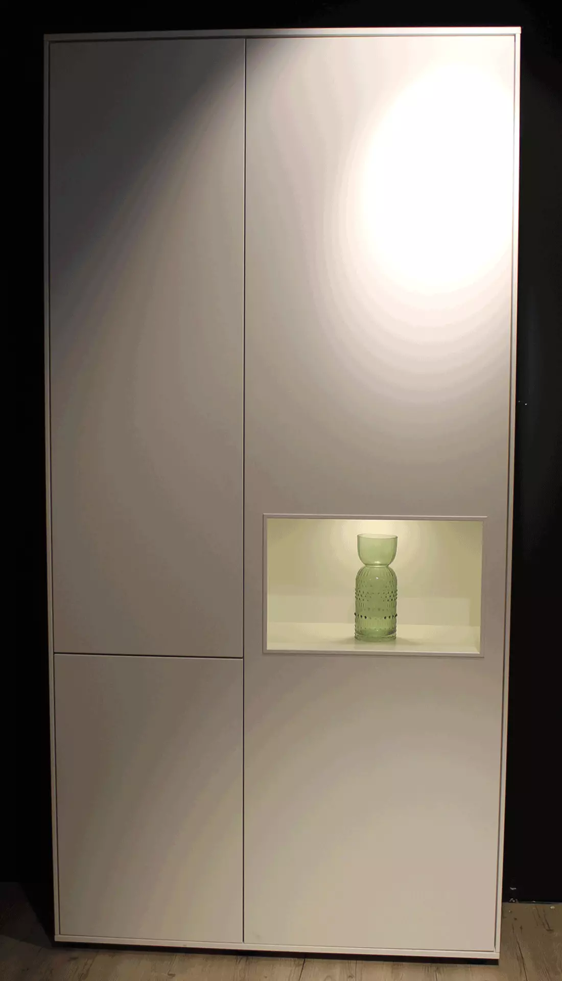 Das Ausstellungsstück mit dem Namen Vitrine Kara frame vom Hersteller Musterring mit Geschlossenen Türen in der Farbe Weiß