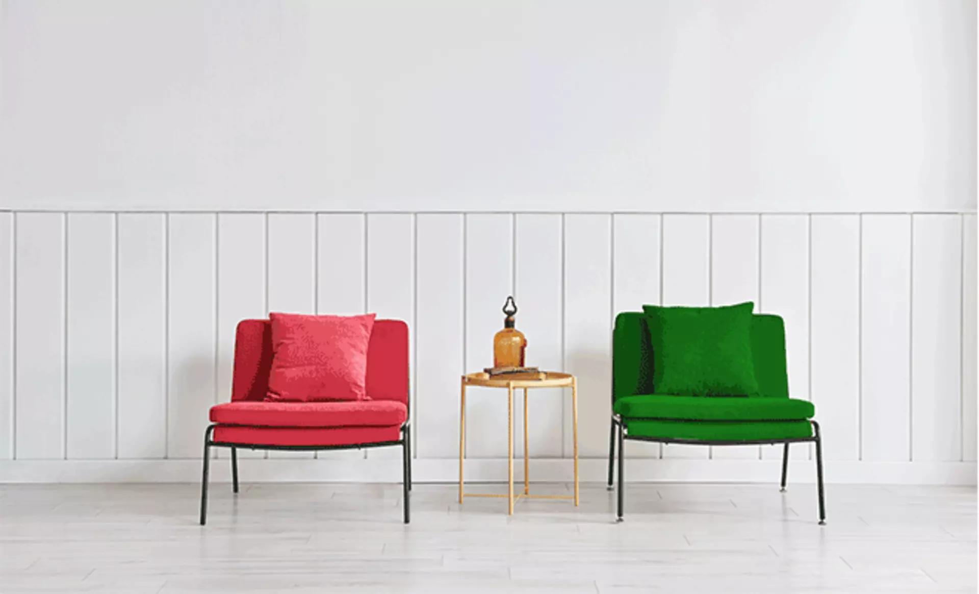 Rot und Grüner Sessel vor weißer Wand