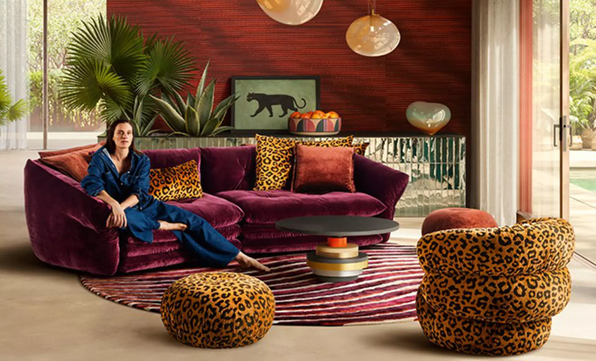 Maximalistisches Wohnzimmer mit Samtmöbeln und Leopardenakzenten.