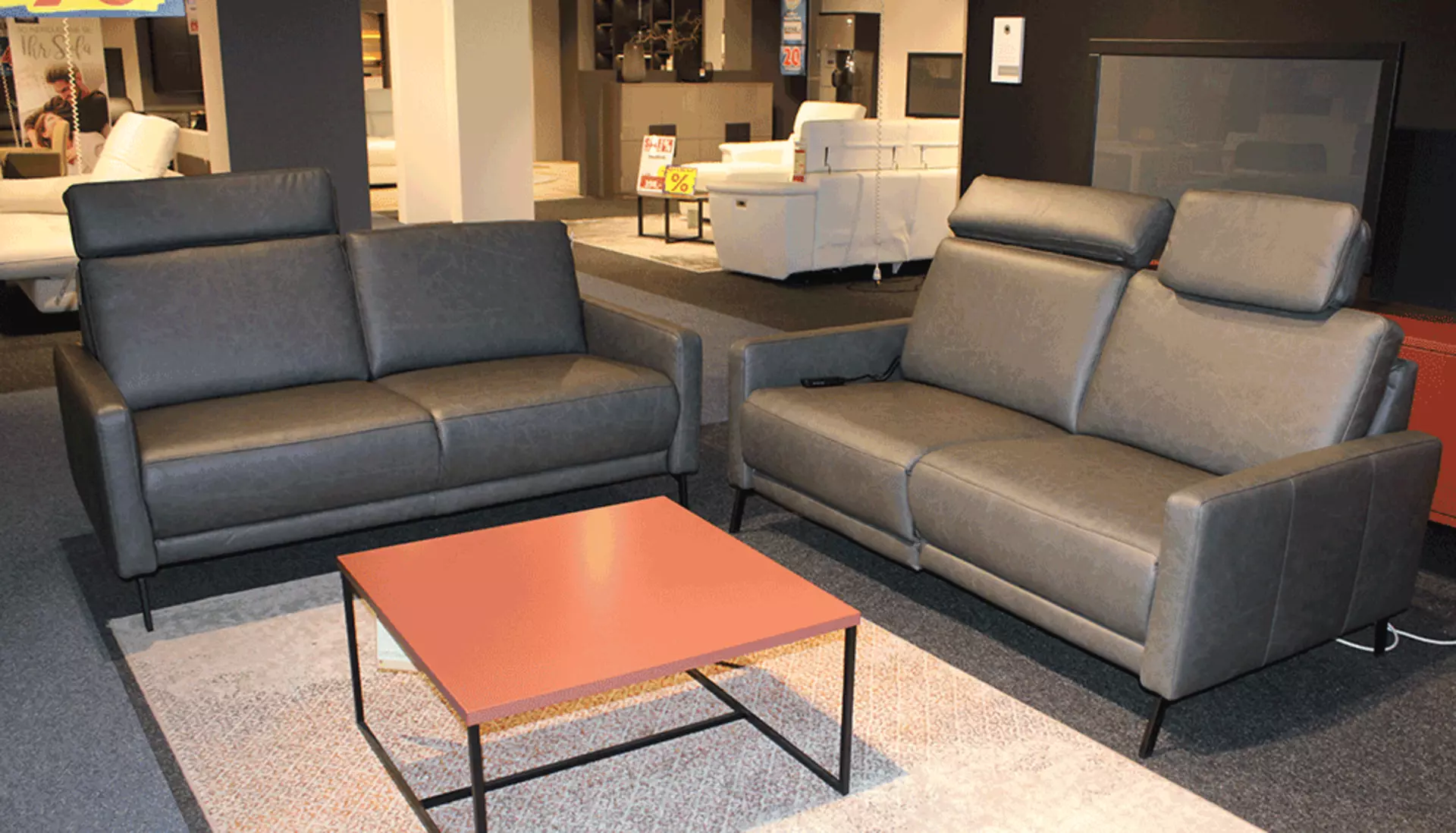 Polstergarnitur in Grau das Mit Kopfstützen versehen sind