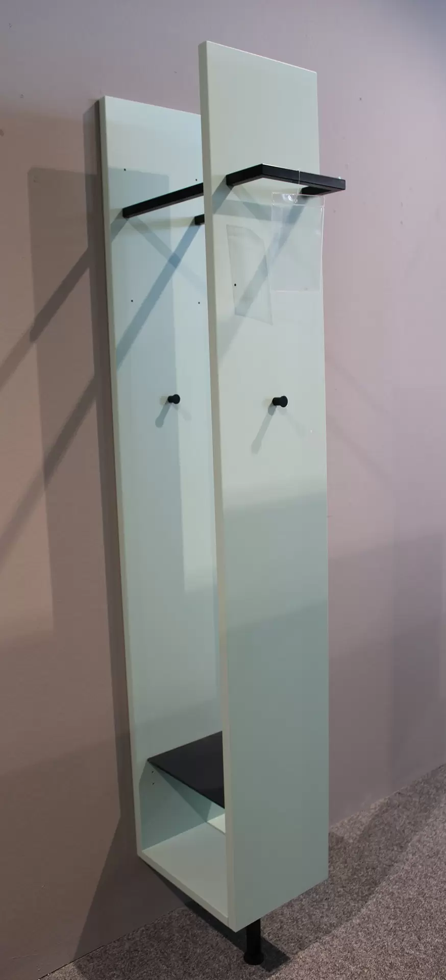 weiße schmale Garderobe