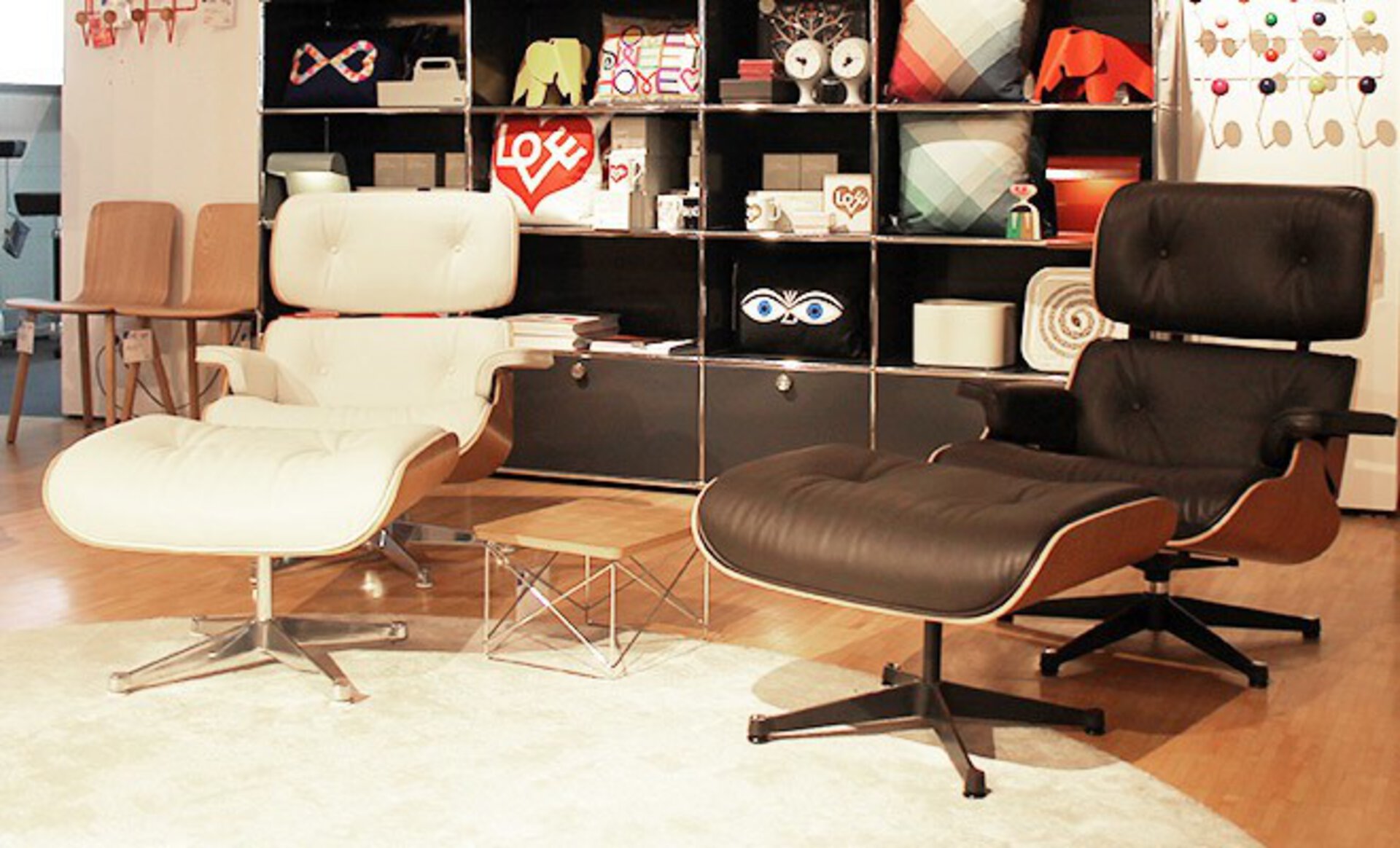 Der Eames Lounge chair von Vitra in der Ausstellung bei interni by inhofer