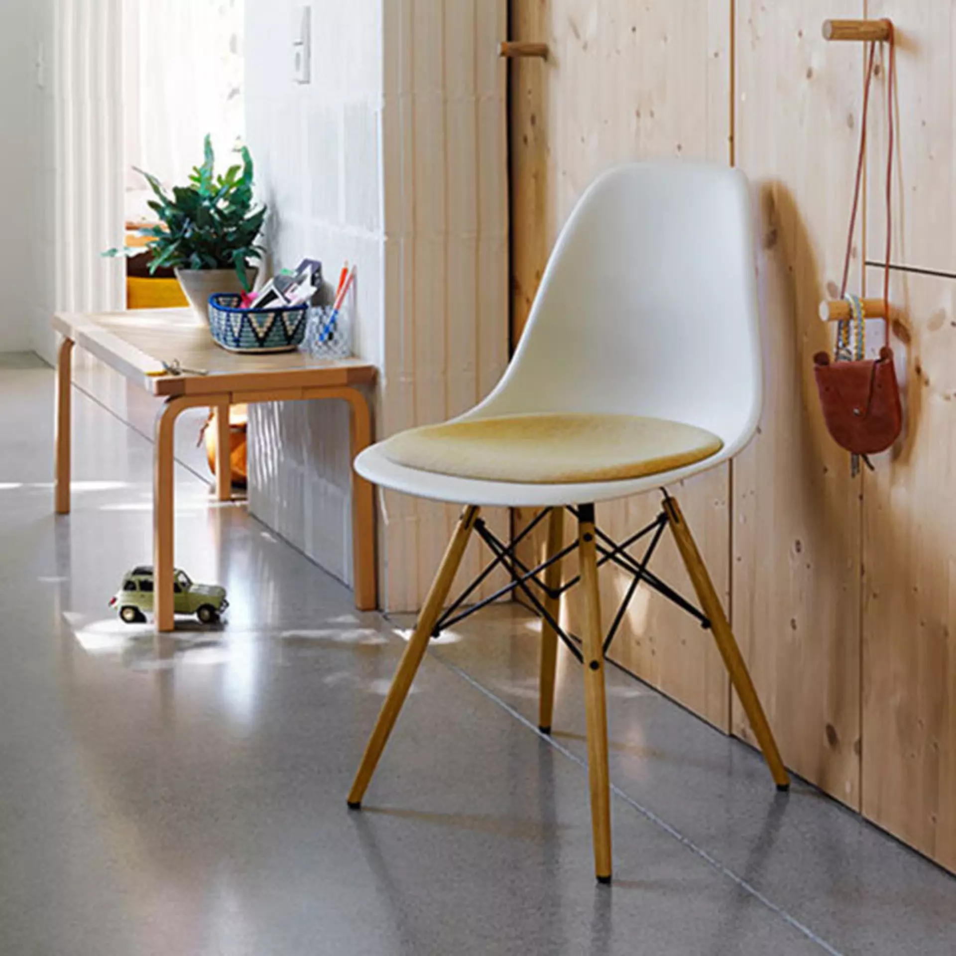 Der Eames Plastic Side Chair ist einer der wichtigsten Möbelentwürfe des 20. Jahrhunderts und bis heute ein absoluter Dauerbrenner