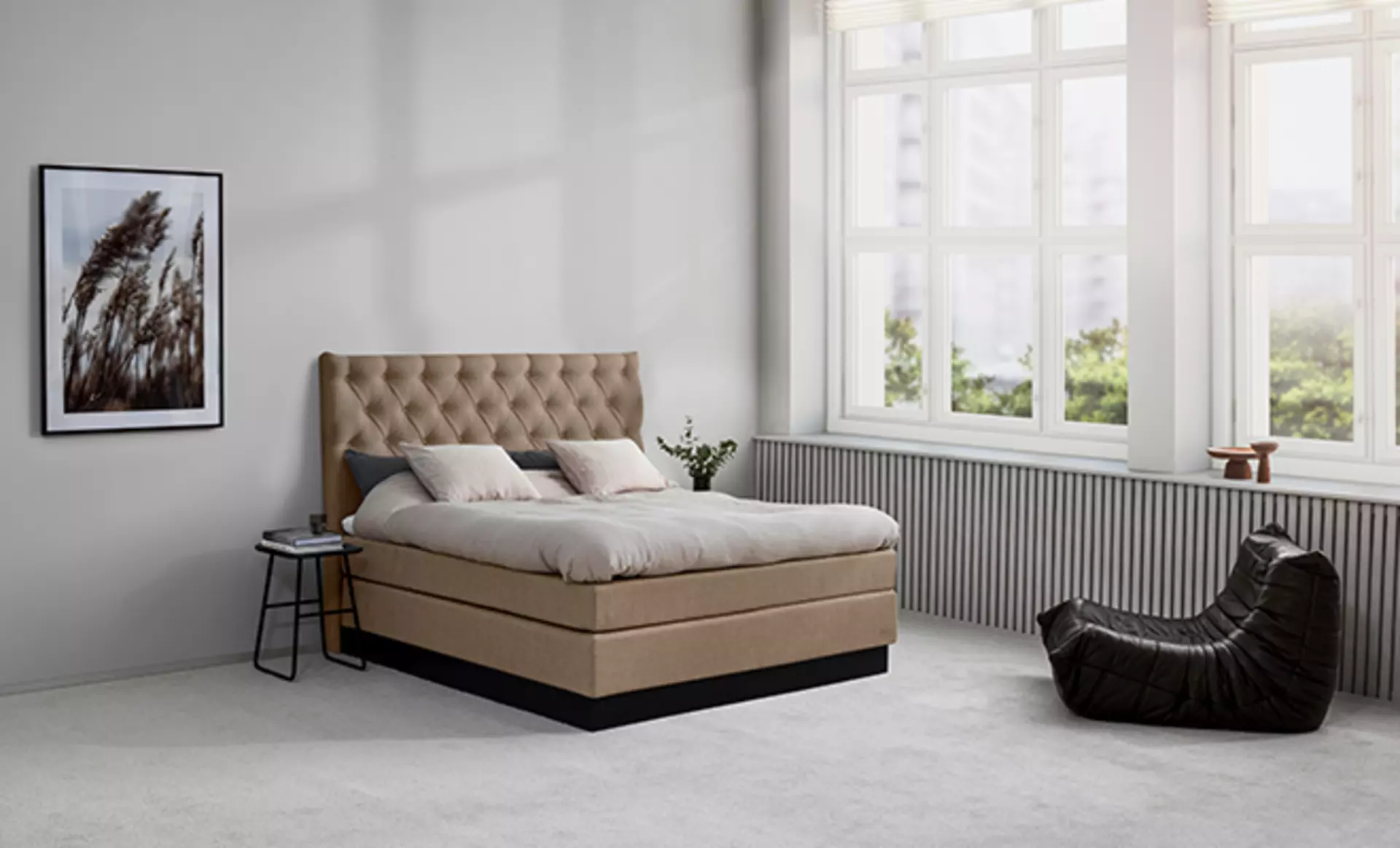 Das Jensen Ambassor Continental Boxspringbett in Beige in einem schlichten Schlafzimmer mit grauen Wänden
