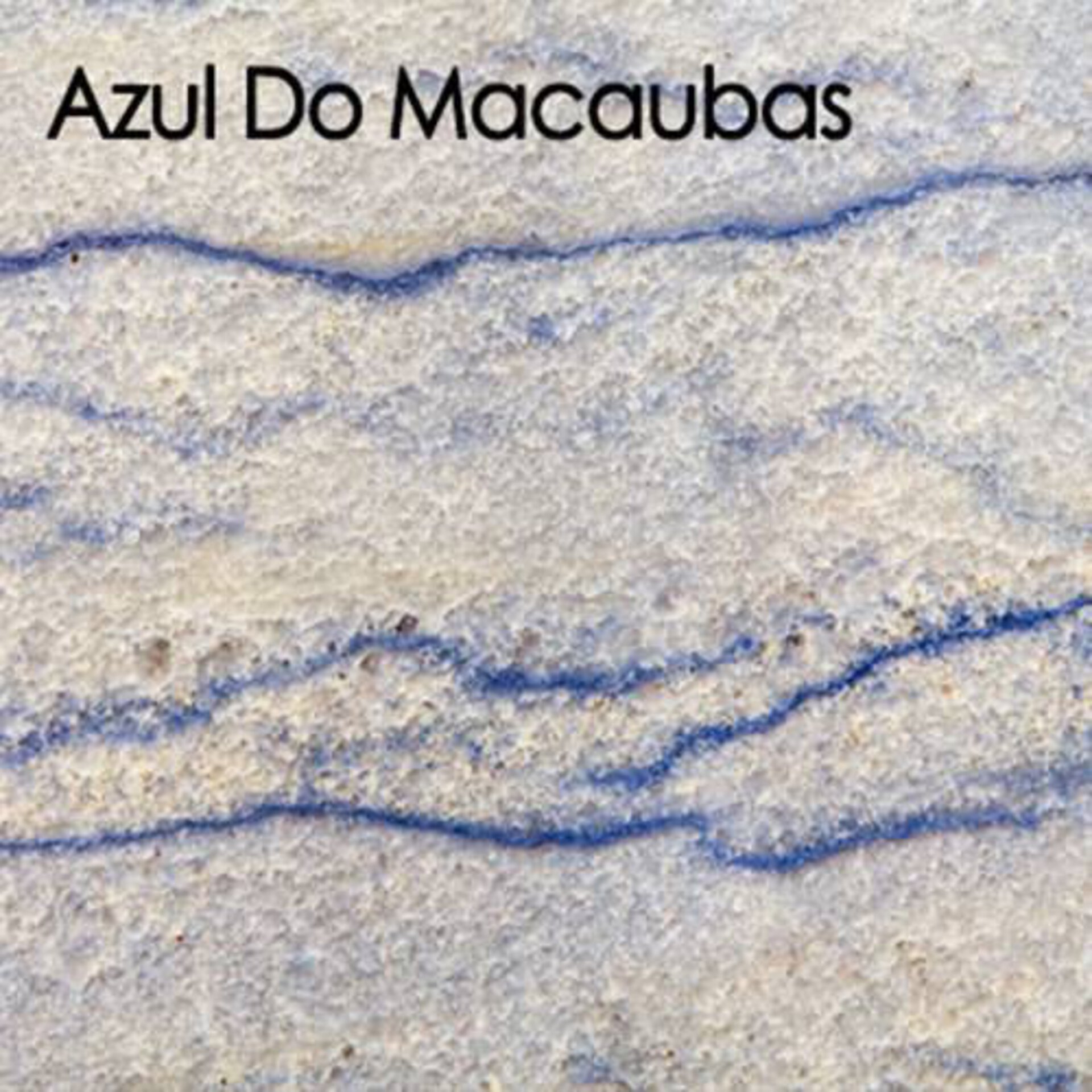 Arbeitsplatte aus Naturstein. Der hellgraue Stein ist mit blauen Linien durchzogen und nennet sich Azul Do Macaubas.