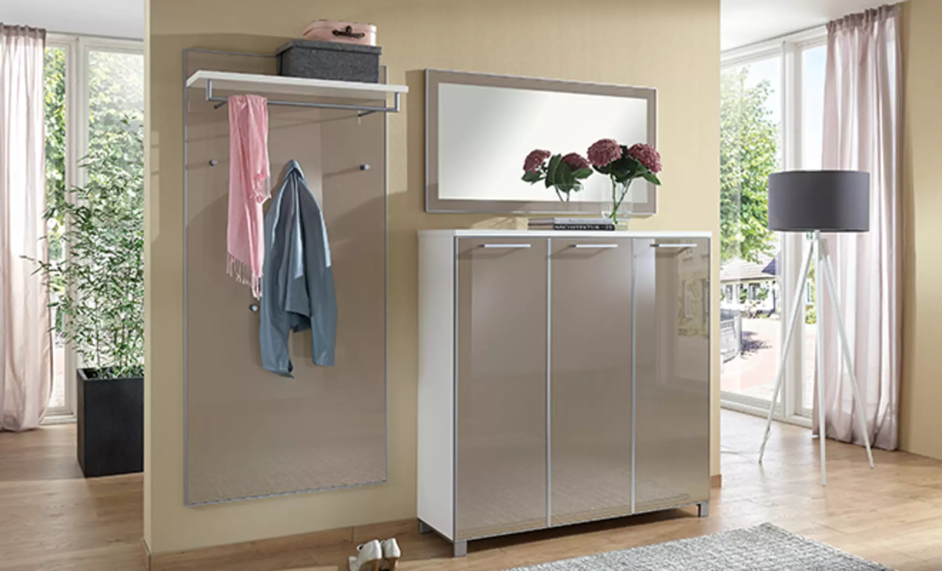 Kleine Garderobe in Braun die aus einer Kommode und einem Garderobenpaneel besteht 