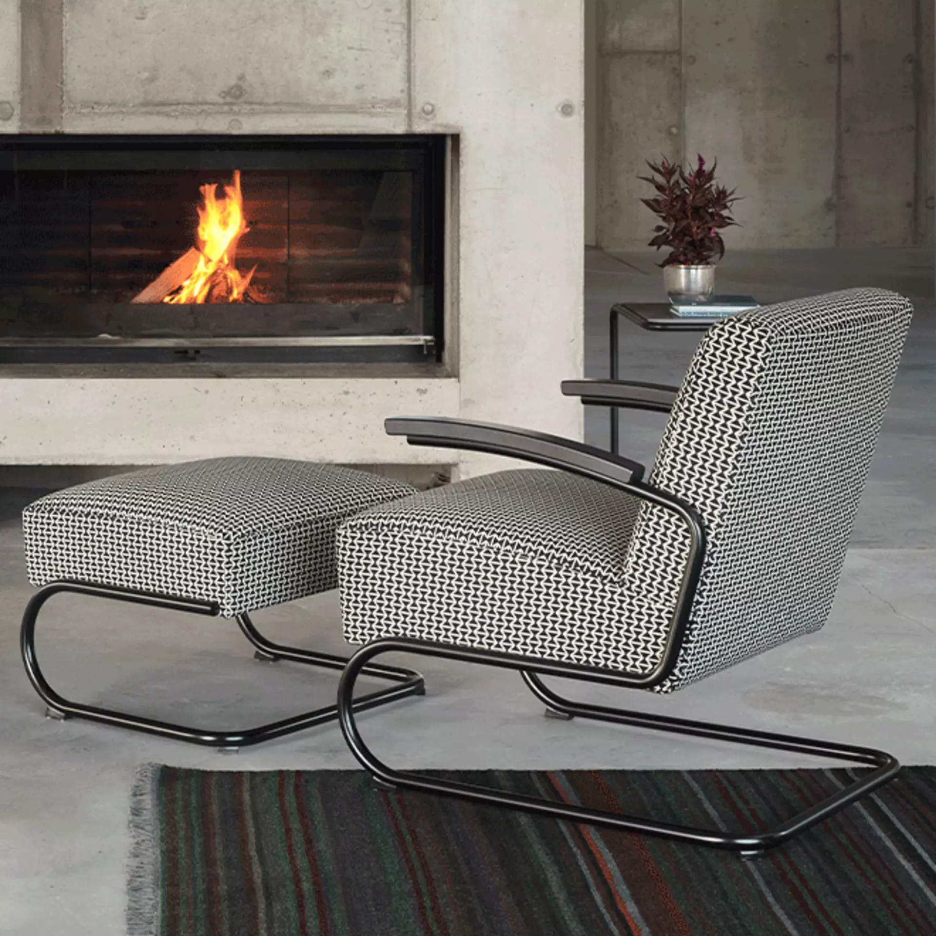 Loungesessel S411 im Stoffbezug mit Hocker