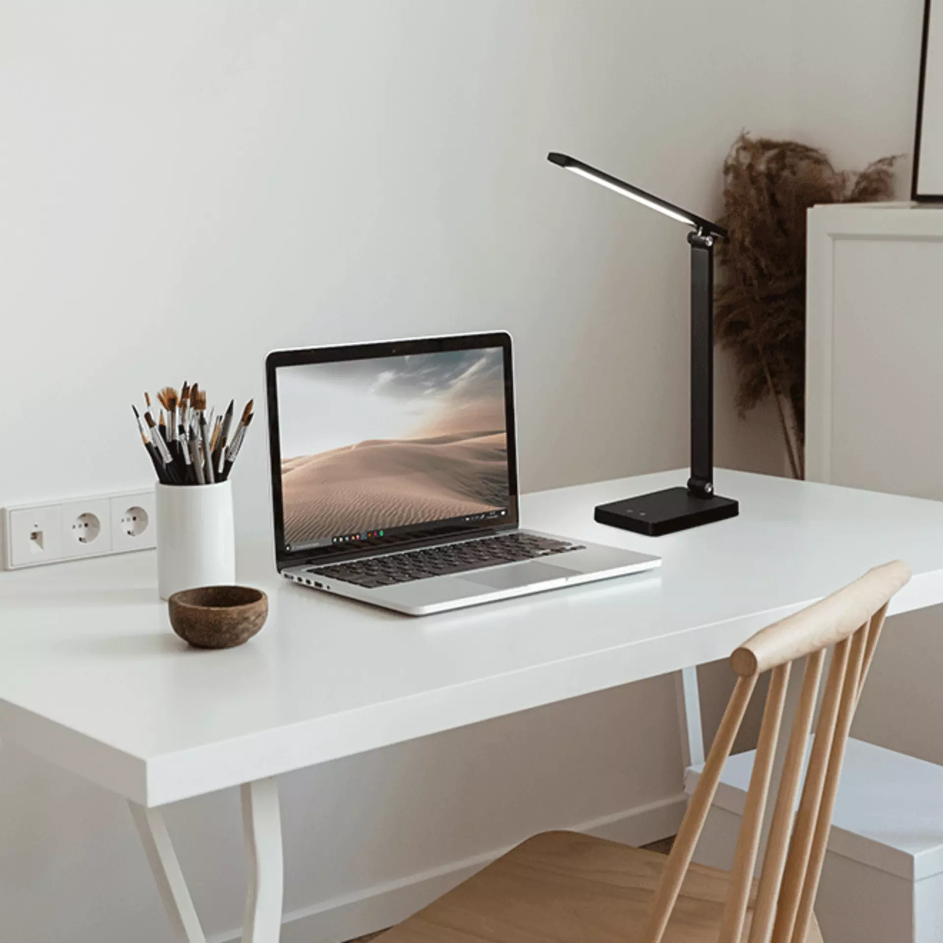 Heller Arbeitsplatz im Home-Office