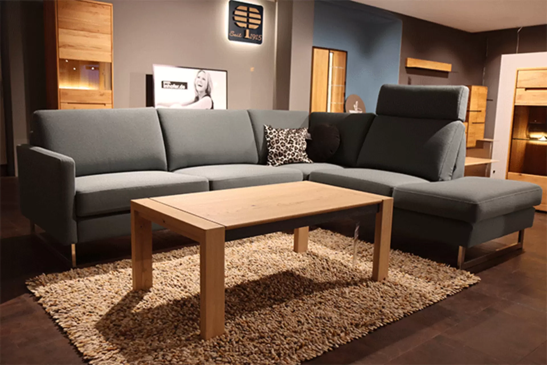 Decker Ausstellung Wohnen Senden - Dunkles Ecksofa mit passendem Massivholz-Couchtisch