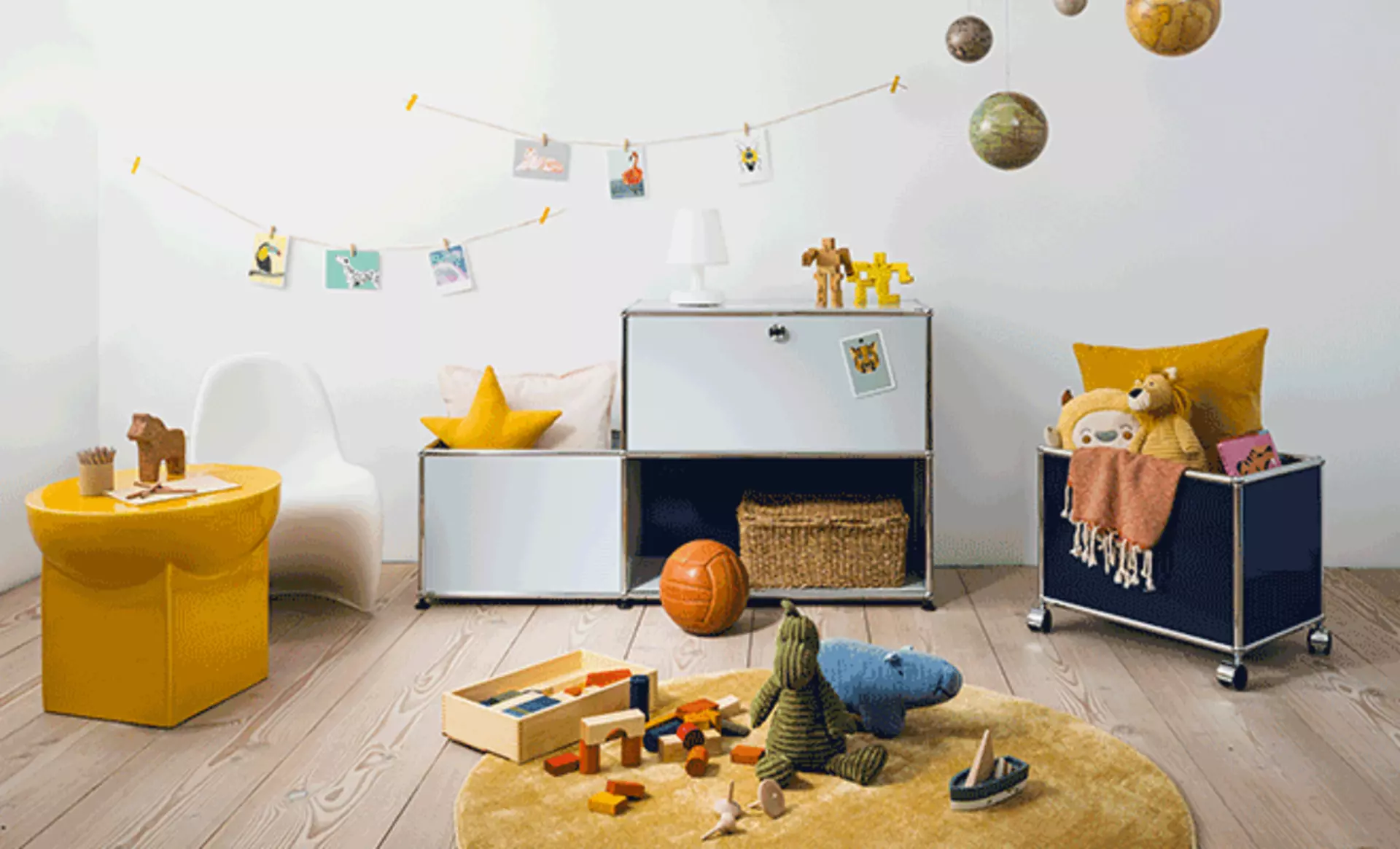USM Sideboard und blauer Rollwagen in einem fantasievollen Kinderzimmer