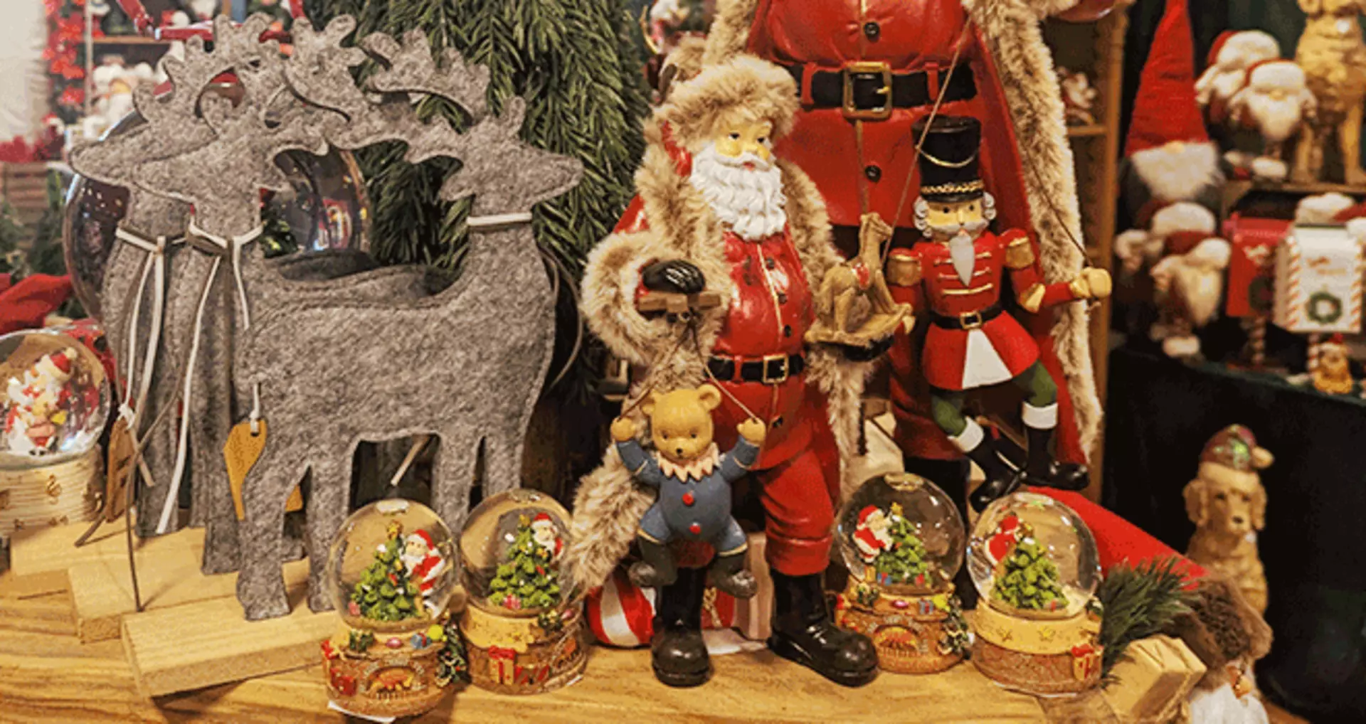 Traditionell nostalgisch - Weihnachtsfiguren im Indoor-Weihnachtsmarkt von Möbel Inhofer