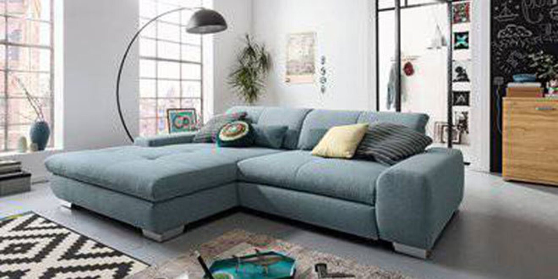 Titelbild der Onlinemarke set-one by Musterring mit einem großen Sofa innerhalb eines modernen Lofts.
