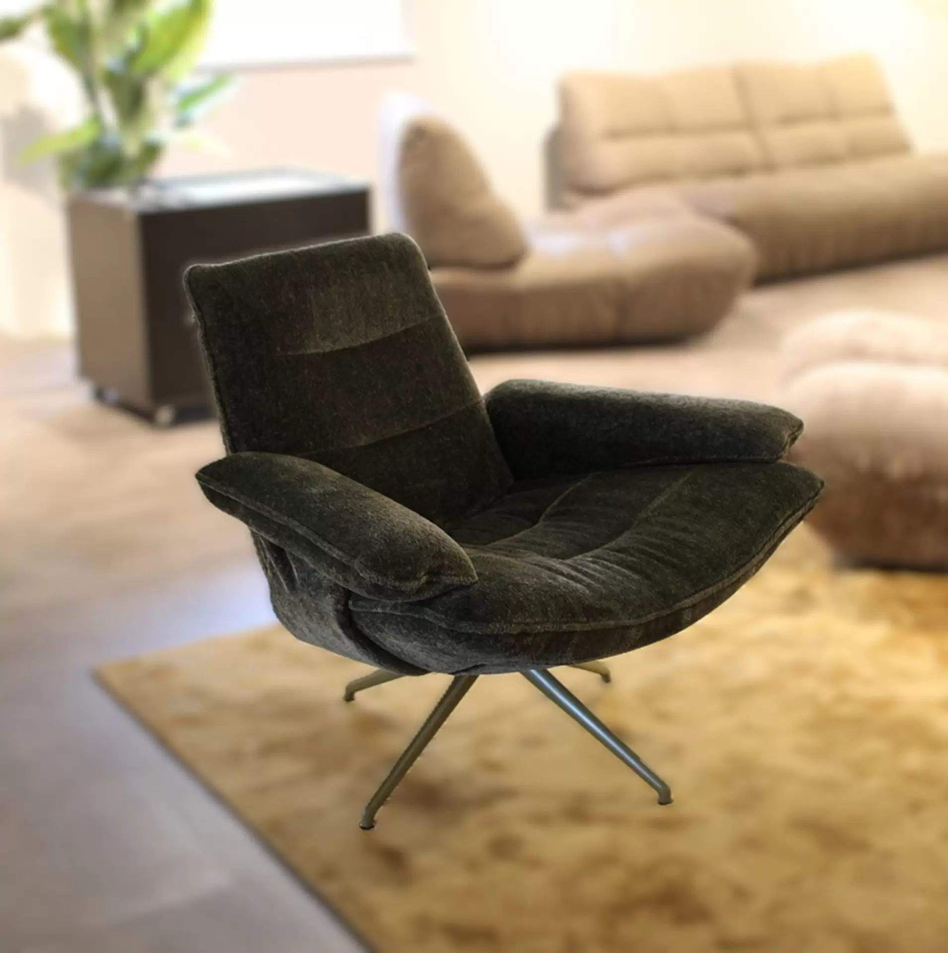 dunkelgrüner Sessel mit Metallfüße olive