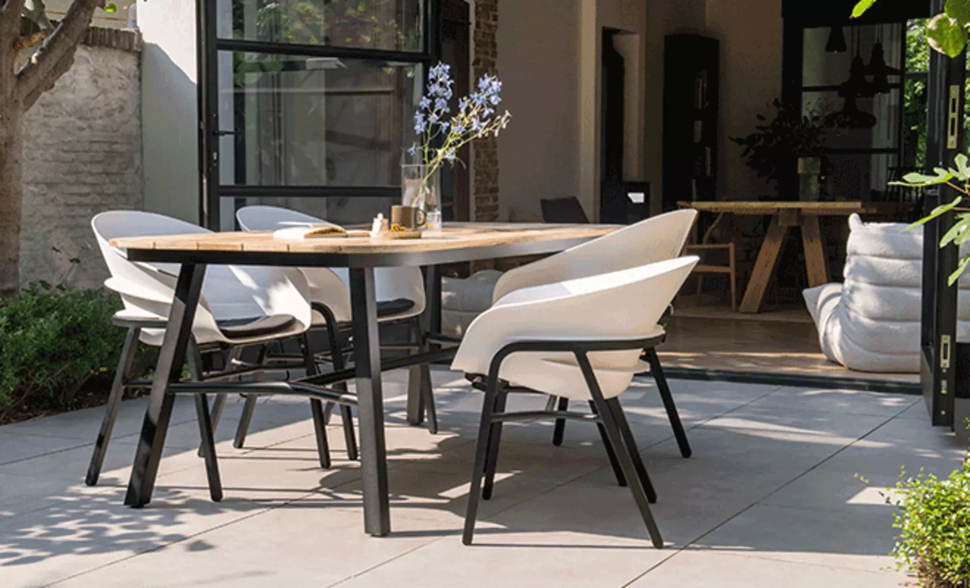 Pflegeleichte Schalenstühle aus Kunststoff für die Terrasse