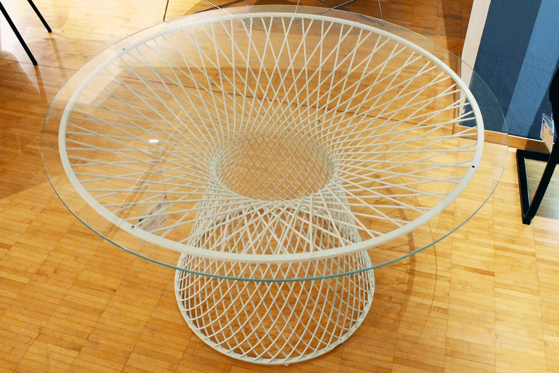 Gartentisch von emu mit weißem Drahtgestell und Glastischplatte