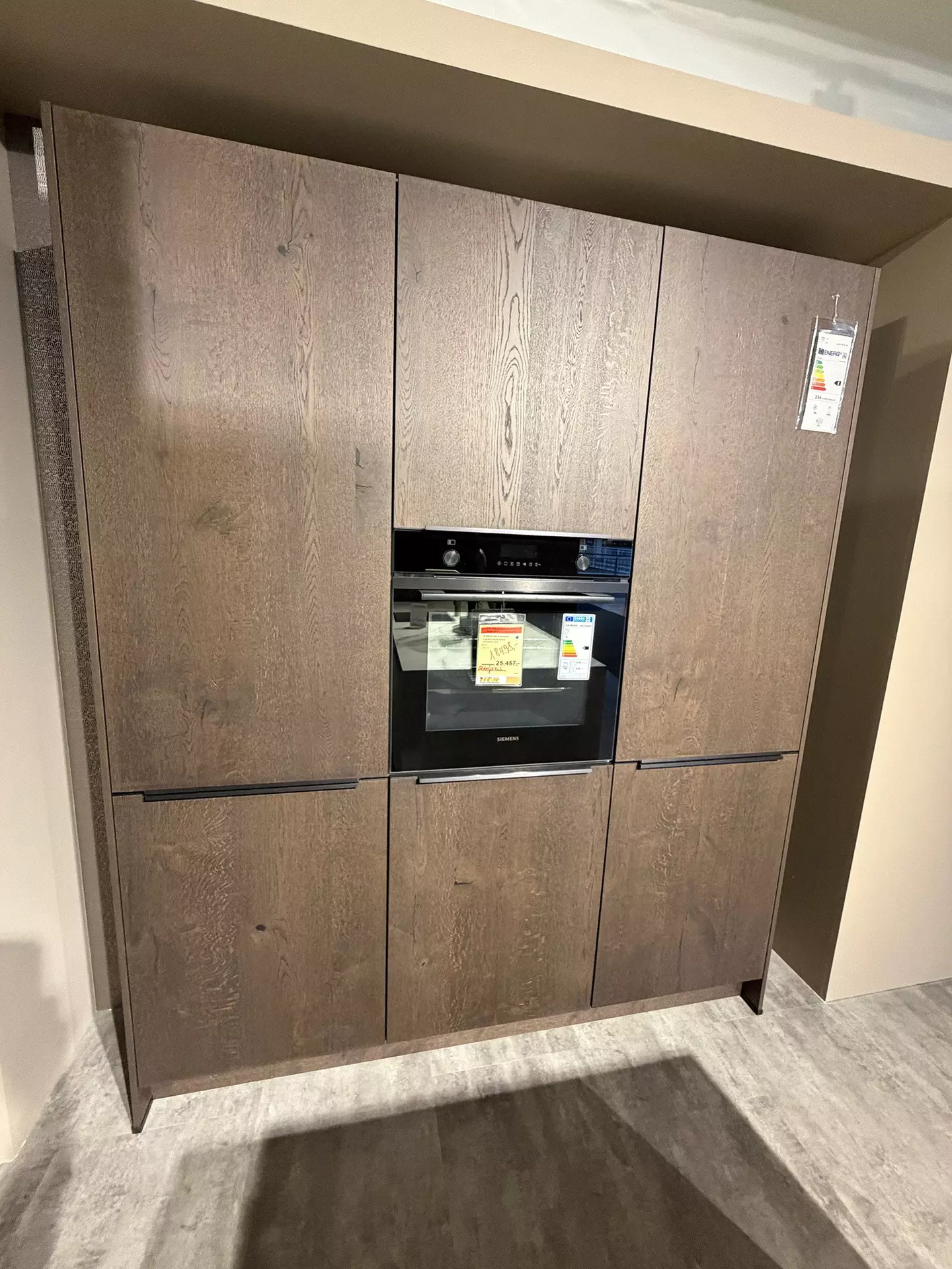Küchenschrank in Holzoptik mit eingebautem  Backofen