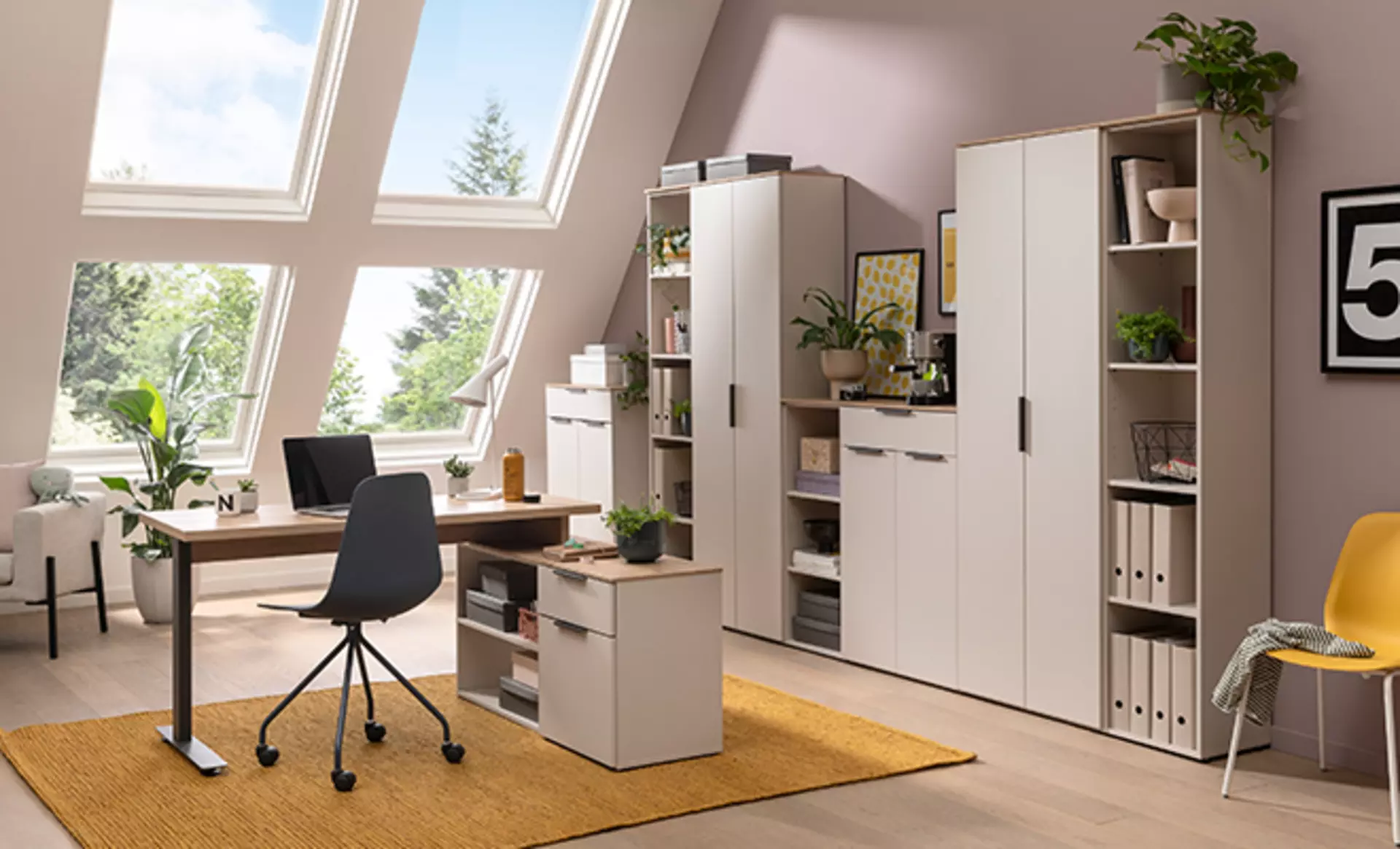 Modernes Büro in weiß mit Schrankwand