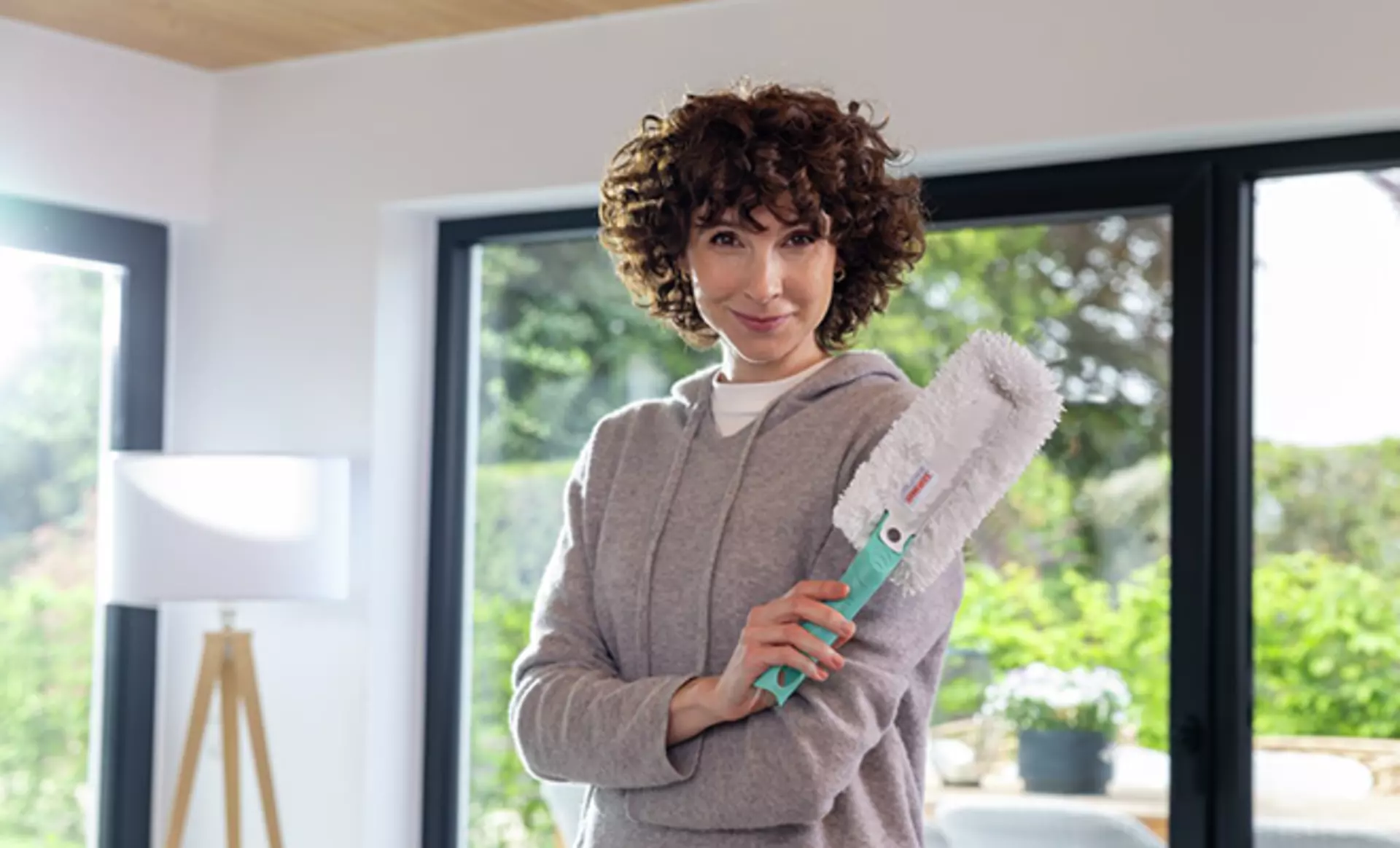 Frau mit Leifheit Staubwischer in der Hand