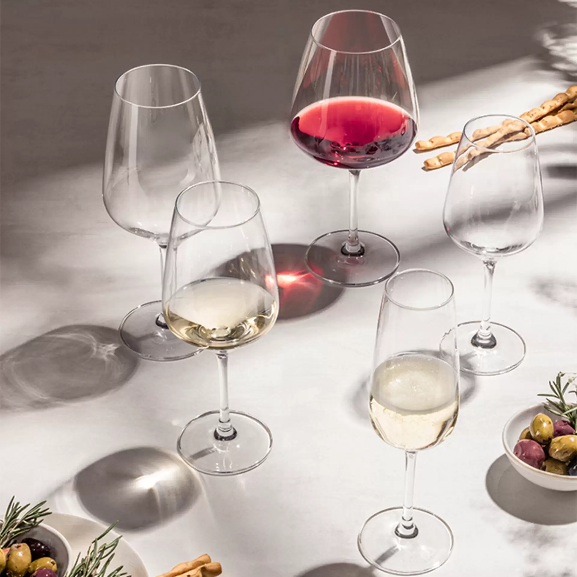 Weingläser der Marke Zwiesel auf einem Tisch mit Tapas aufgestellt