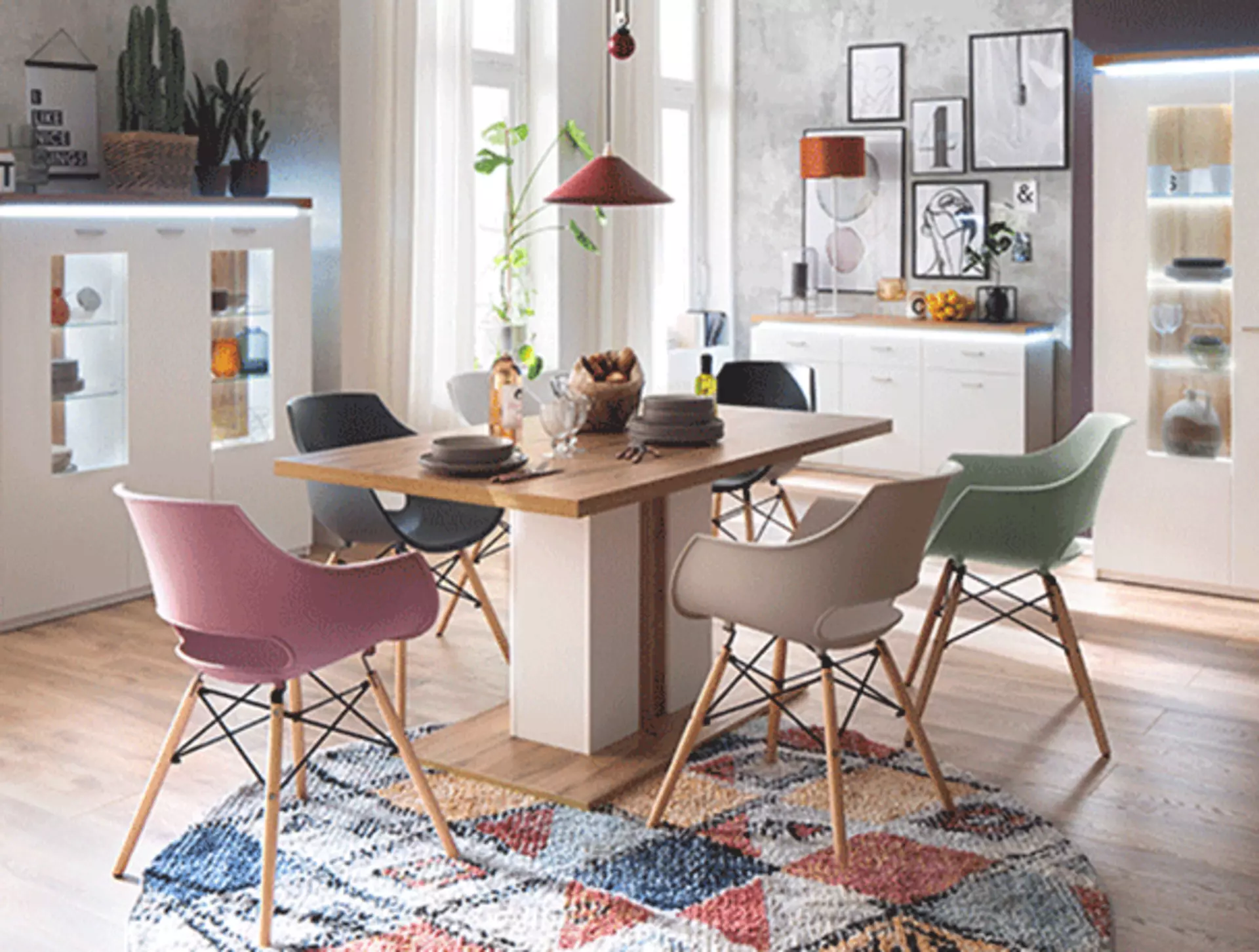 Rechteckiger Esstisch aus Holz mit Stühlen in bunten Farben