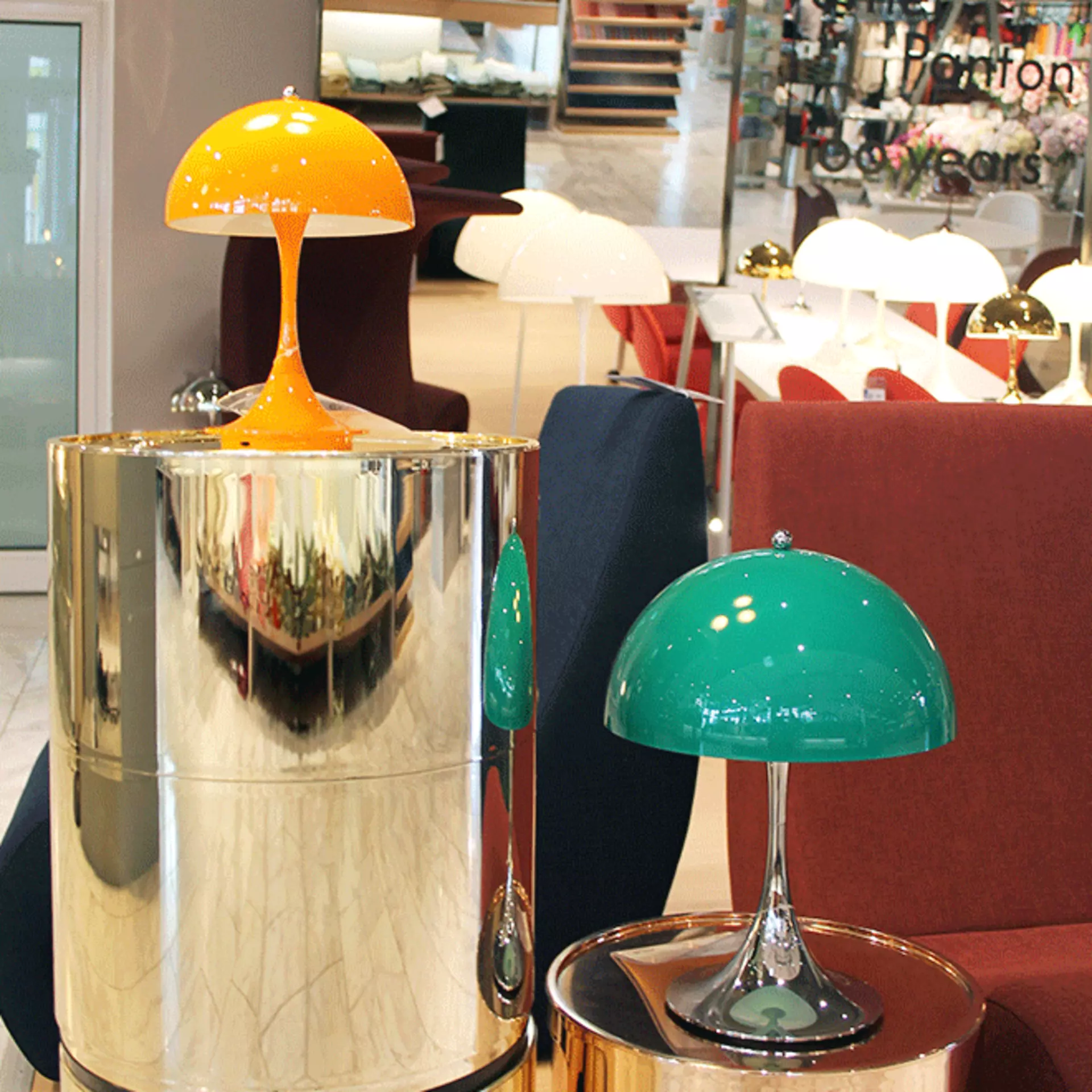 Louis Poulsen Pantella Portable in knalligen Farben von Verner Panton in der Sonderausstellung bei interni