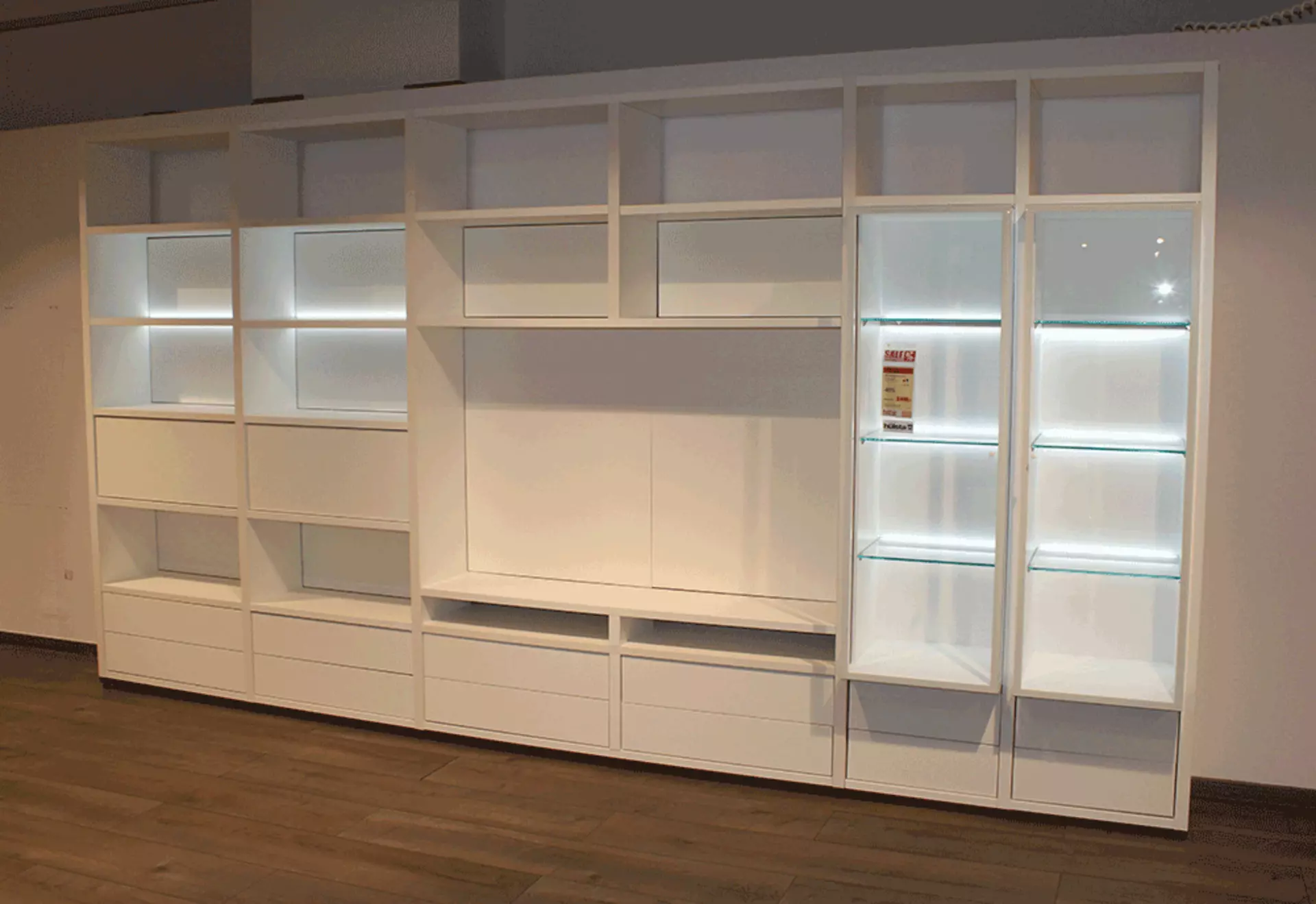 Die Wohnwand MEGA DESIGN in der Farbe Weiß mit LED beleuchtung von innen 