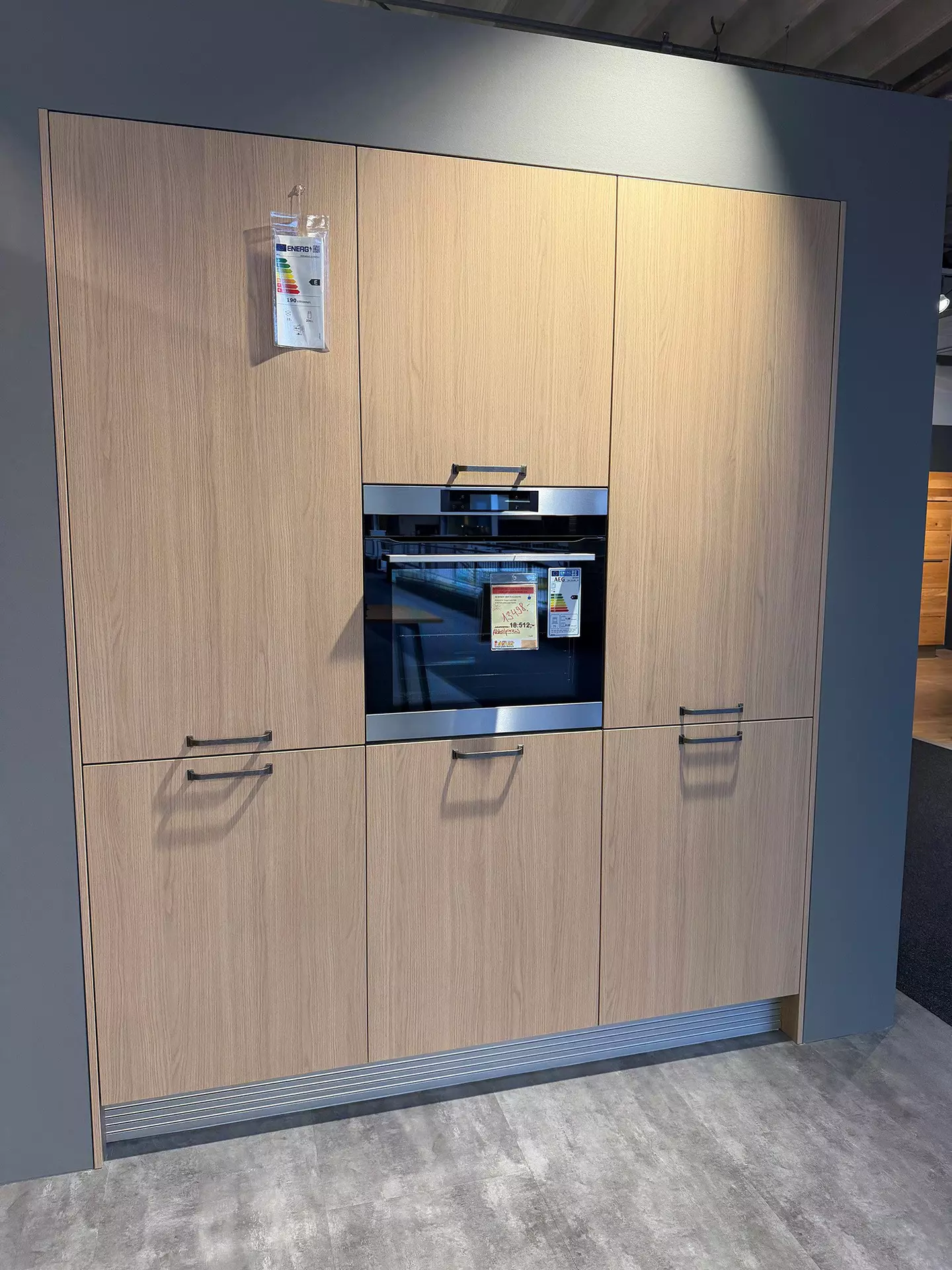 Küchenschrank aus Holz mit eingebautem Ofen