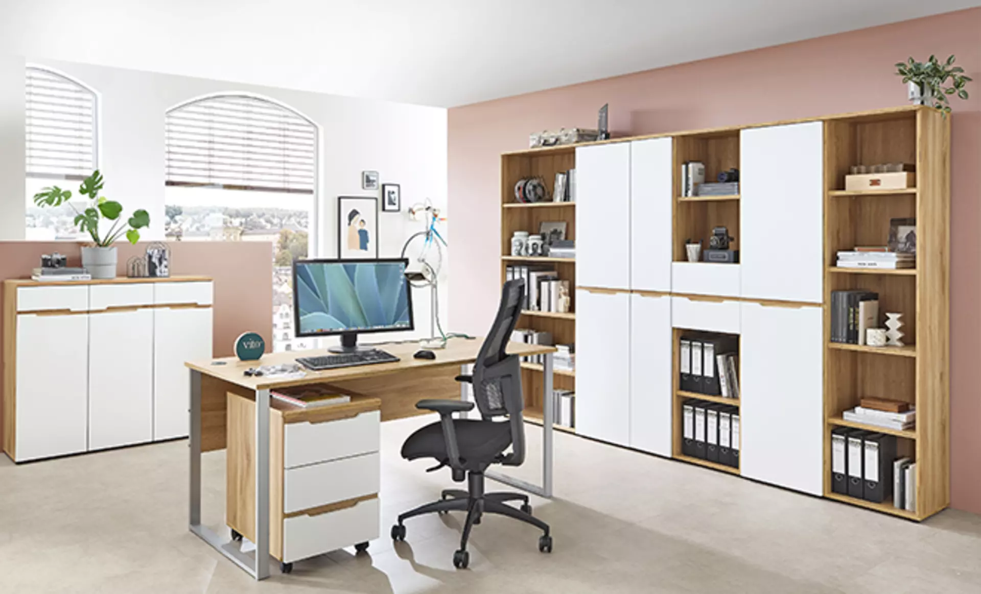 Aufnahme eines Arbeitszimmers aus Holz mit weißen Tür- und Schublaldenblenden