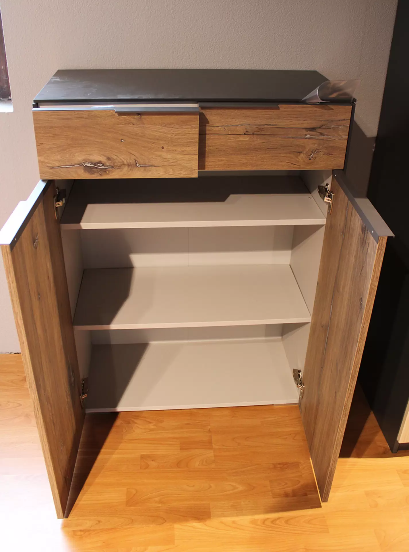 Der Aktenschrank YOLO MIO von Maja-Werk in Anthrazit und Zinneiche Nachbildung