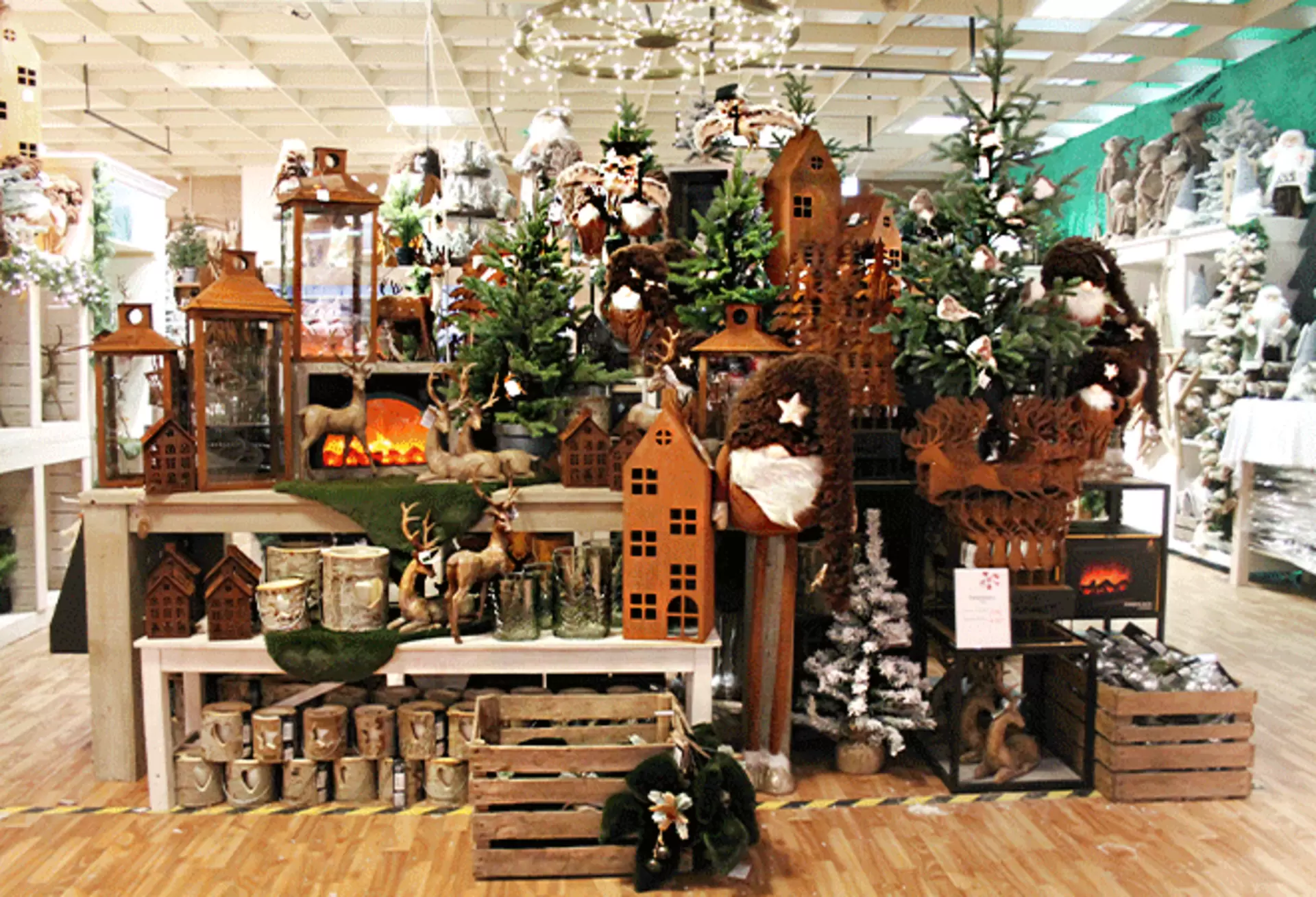 Große Präsentationsfläche auf dem Weihnachtsmarkt mit Holz-Laternen, Tannenbäumen und dekorativen Häusern