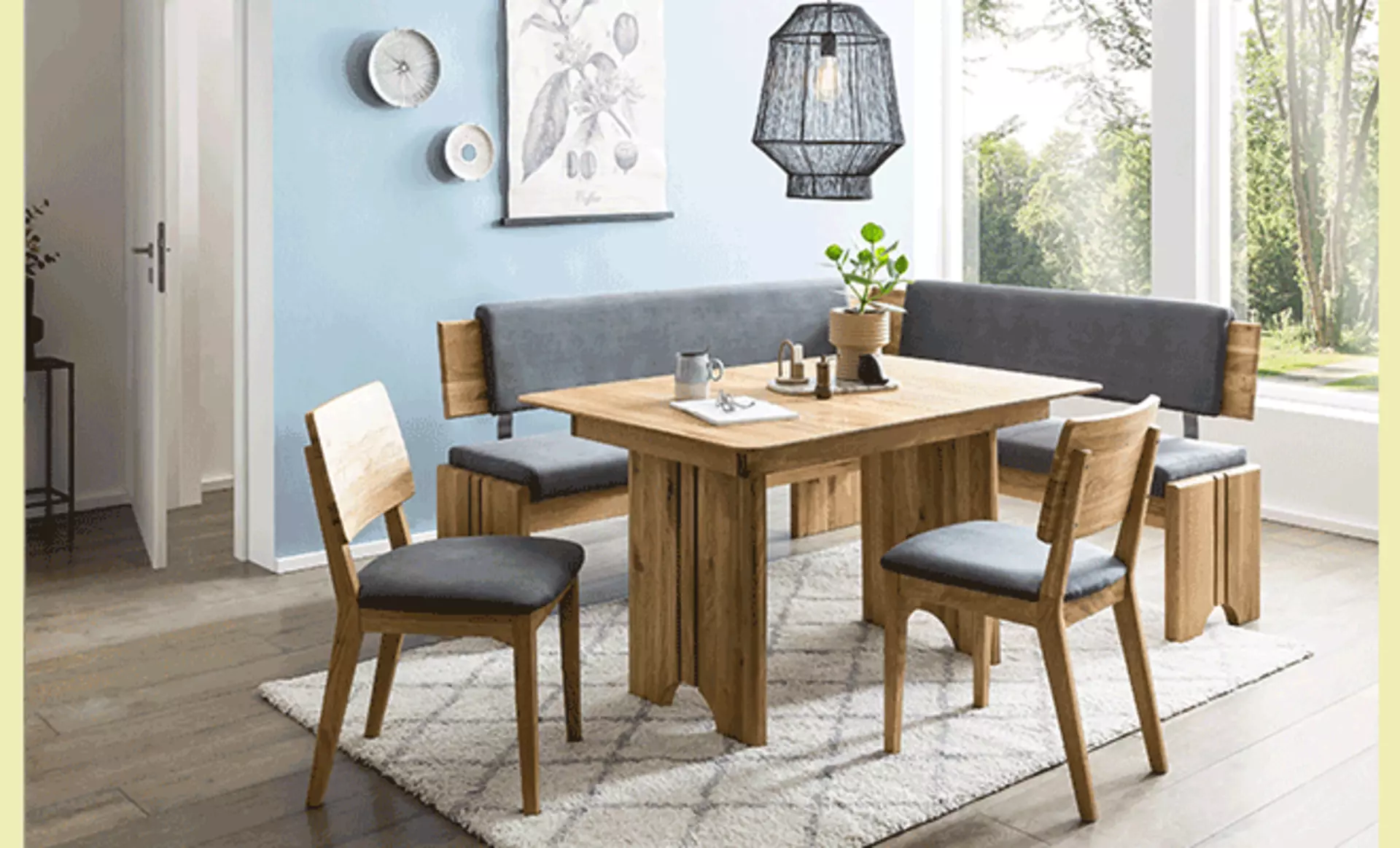 Essbereich mit Eckbank und Holzelementen.