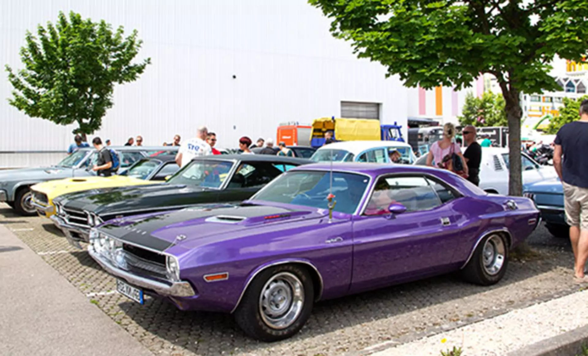 Lilaner Oldtimer beim jährlichen US-Car Treffen bei Möbel Inhofer in Senden