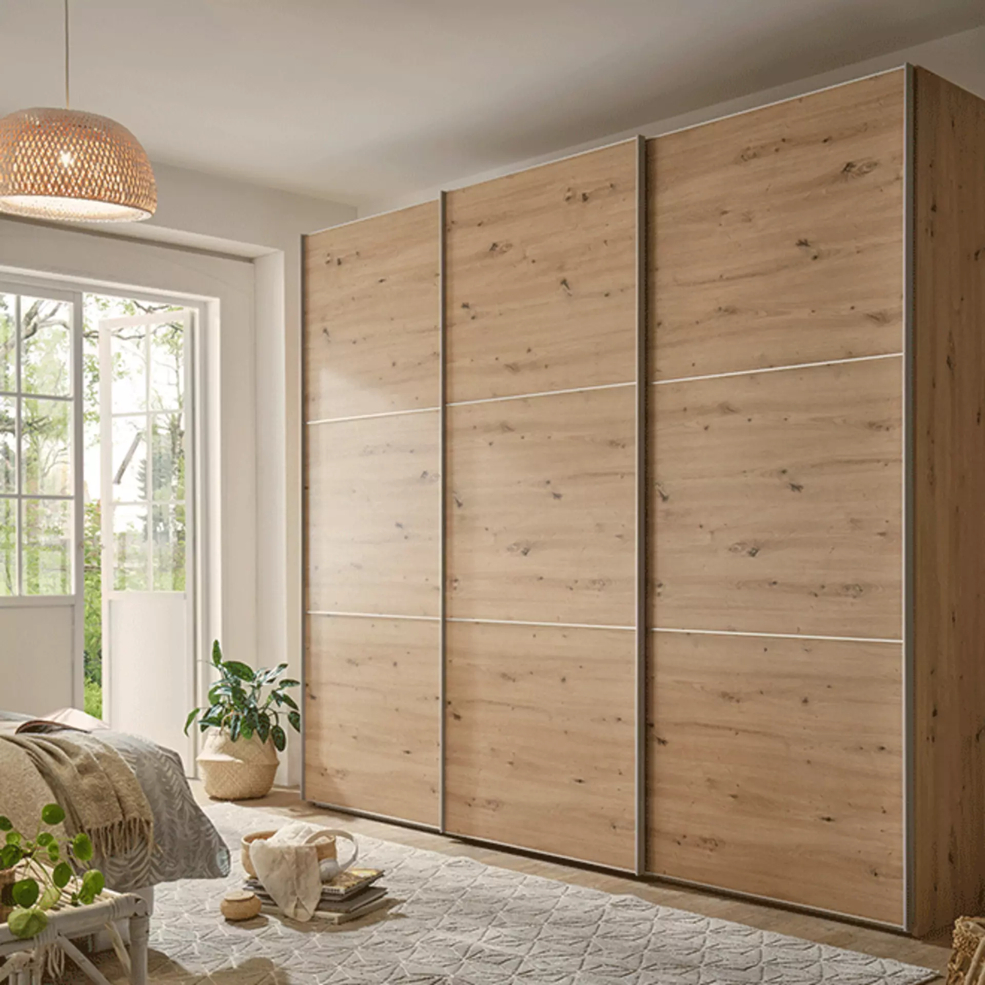 Schrank in Holzoptik in hell eingerichteter Wohnung