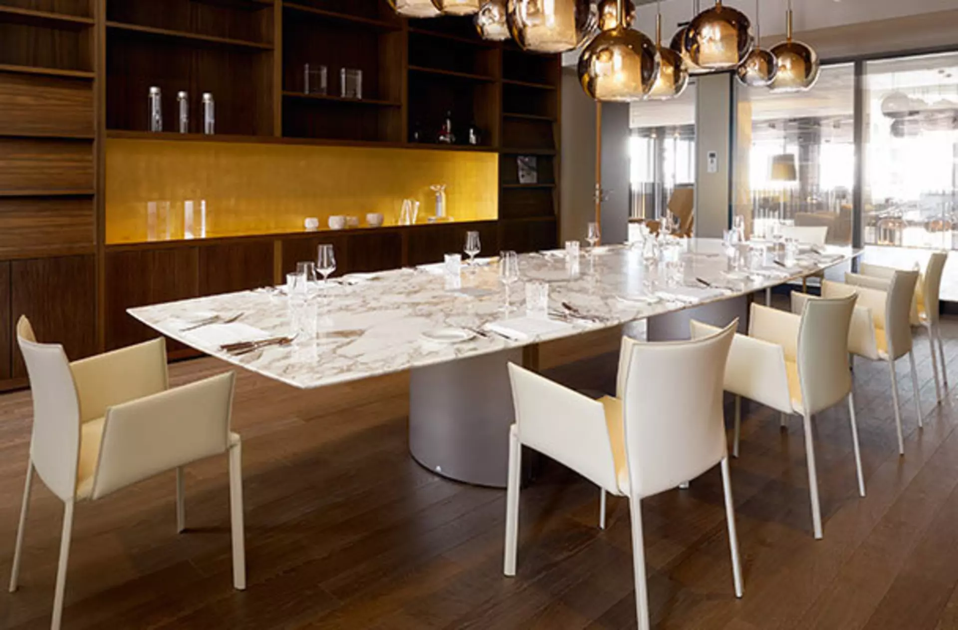 Designertisch mit Marmorplatte